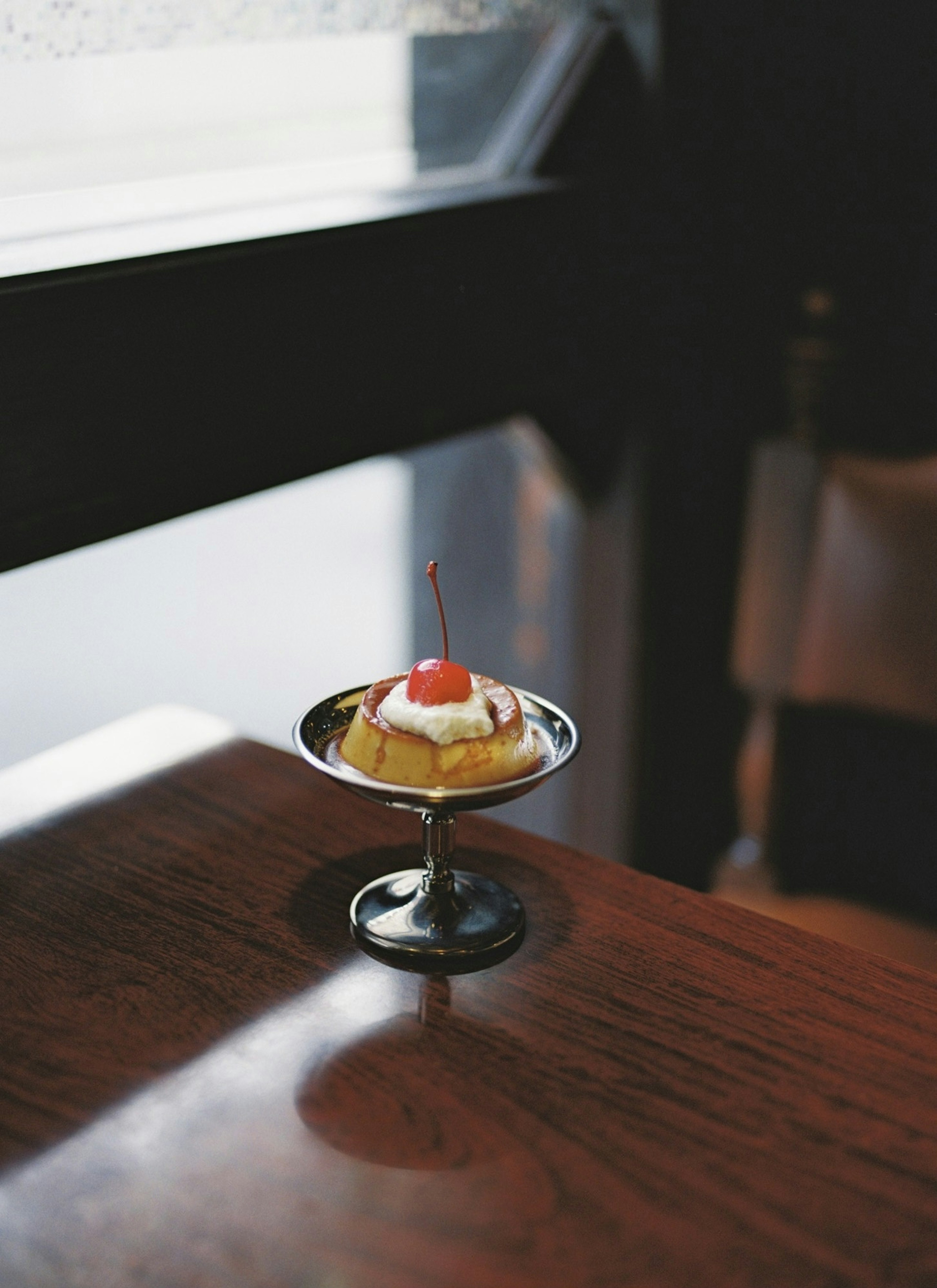 Un petit dessert sur un plat en argent placé sur une table de café