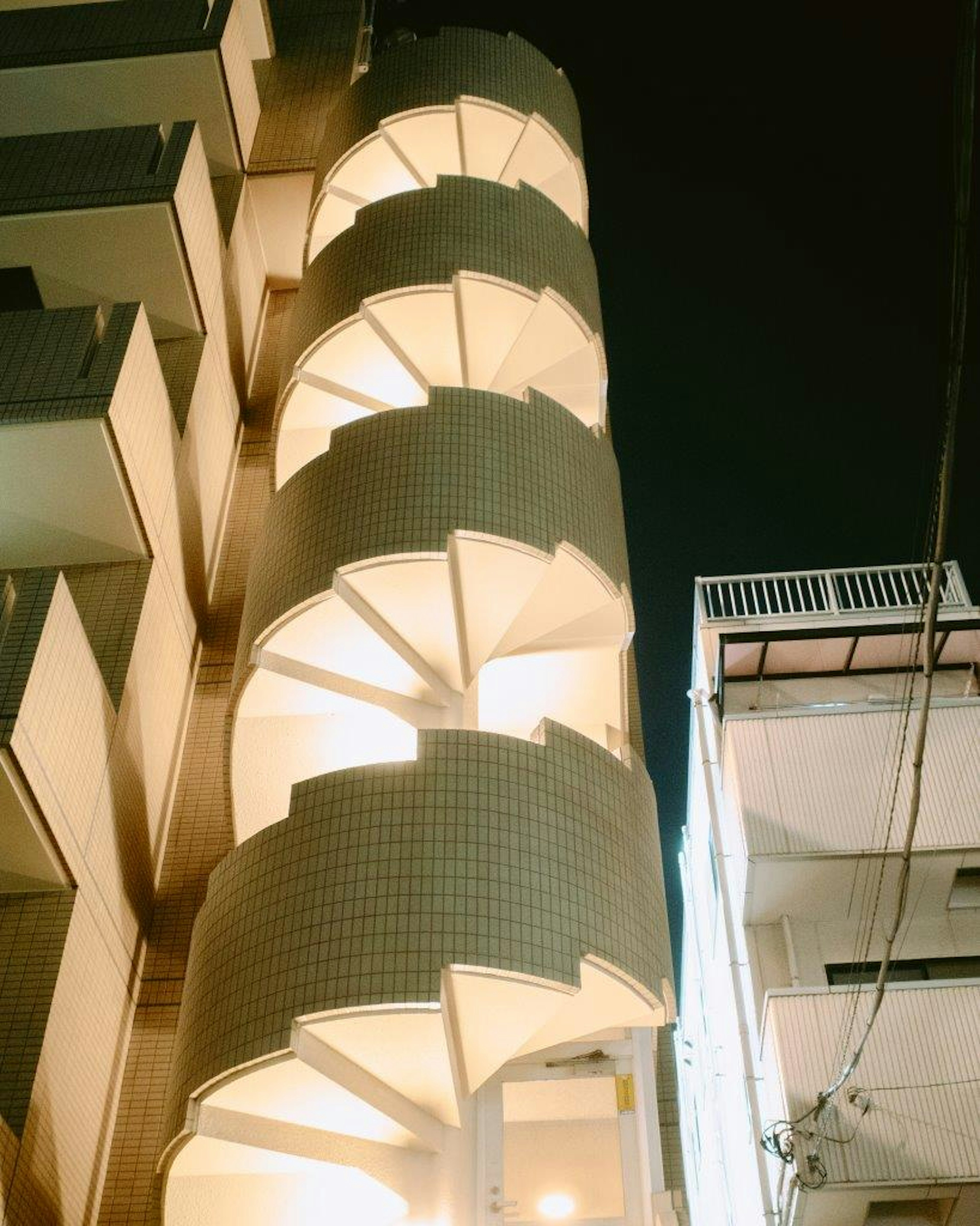 Design unique d'un escalier en spirale d'un bâtiment la nuit