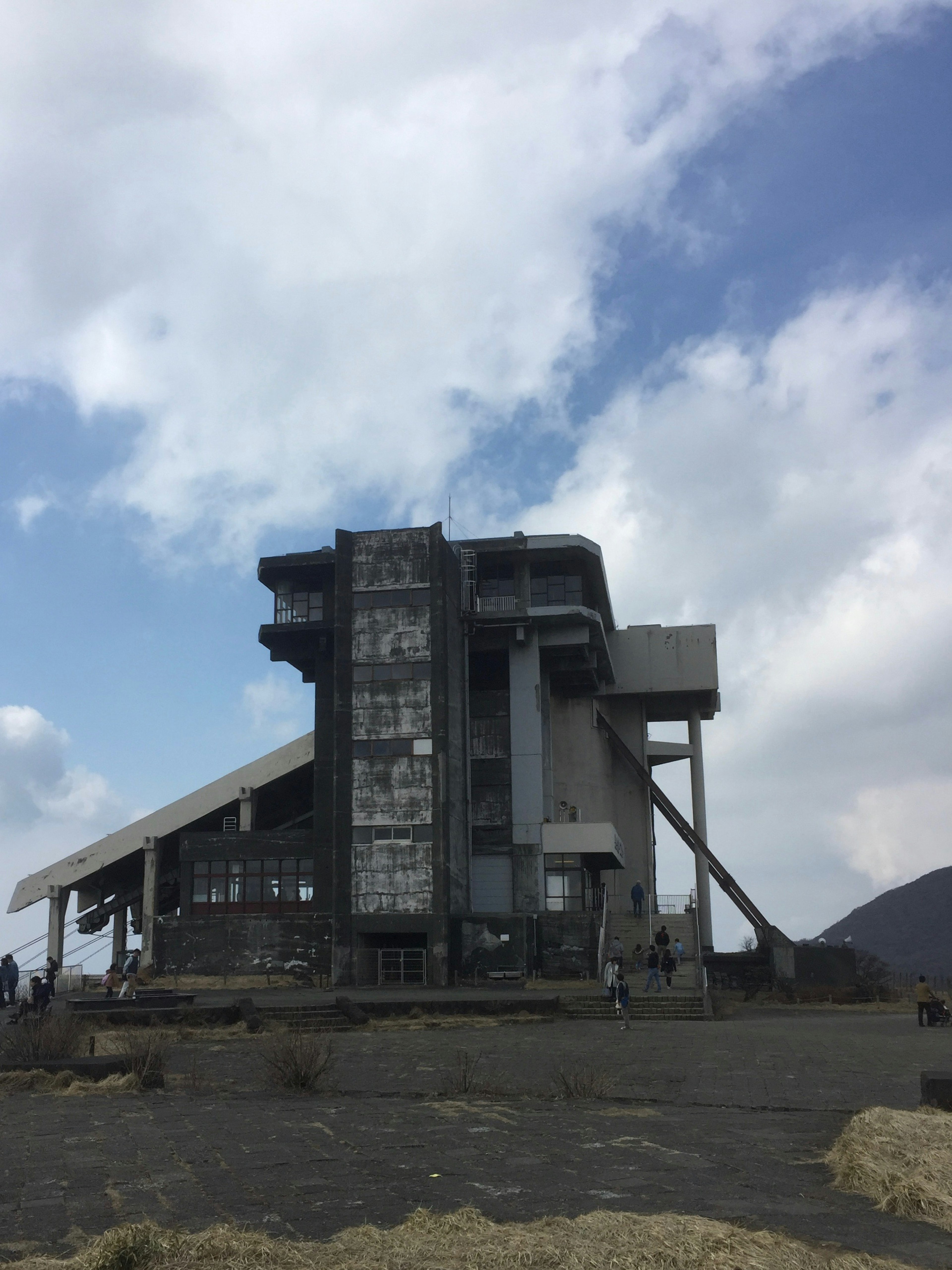 近代的な建築物が空を背景に立っている