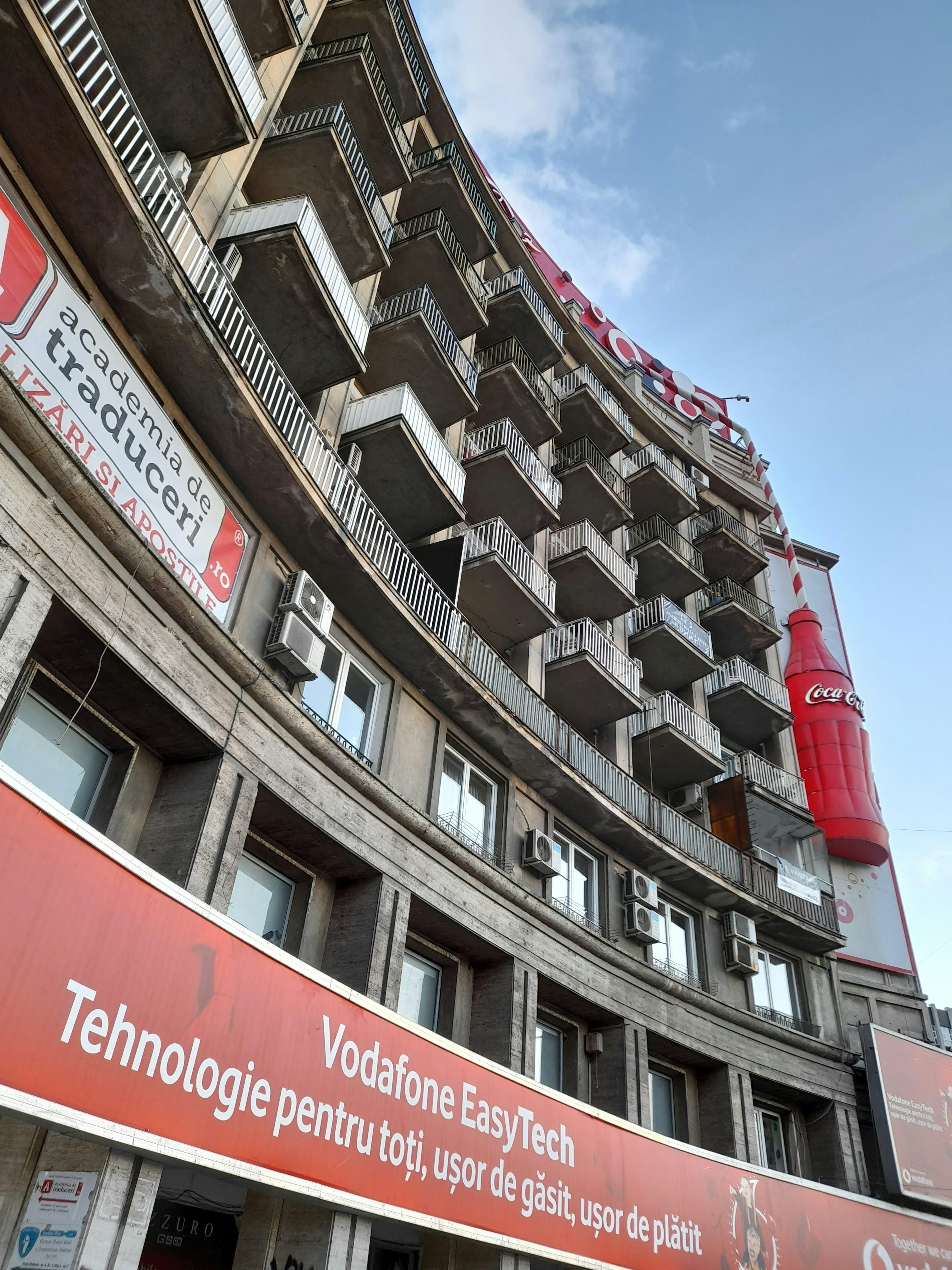 Exterior de un edificio con un letrero de Coca-Cola