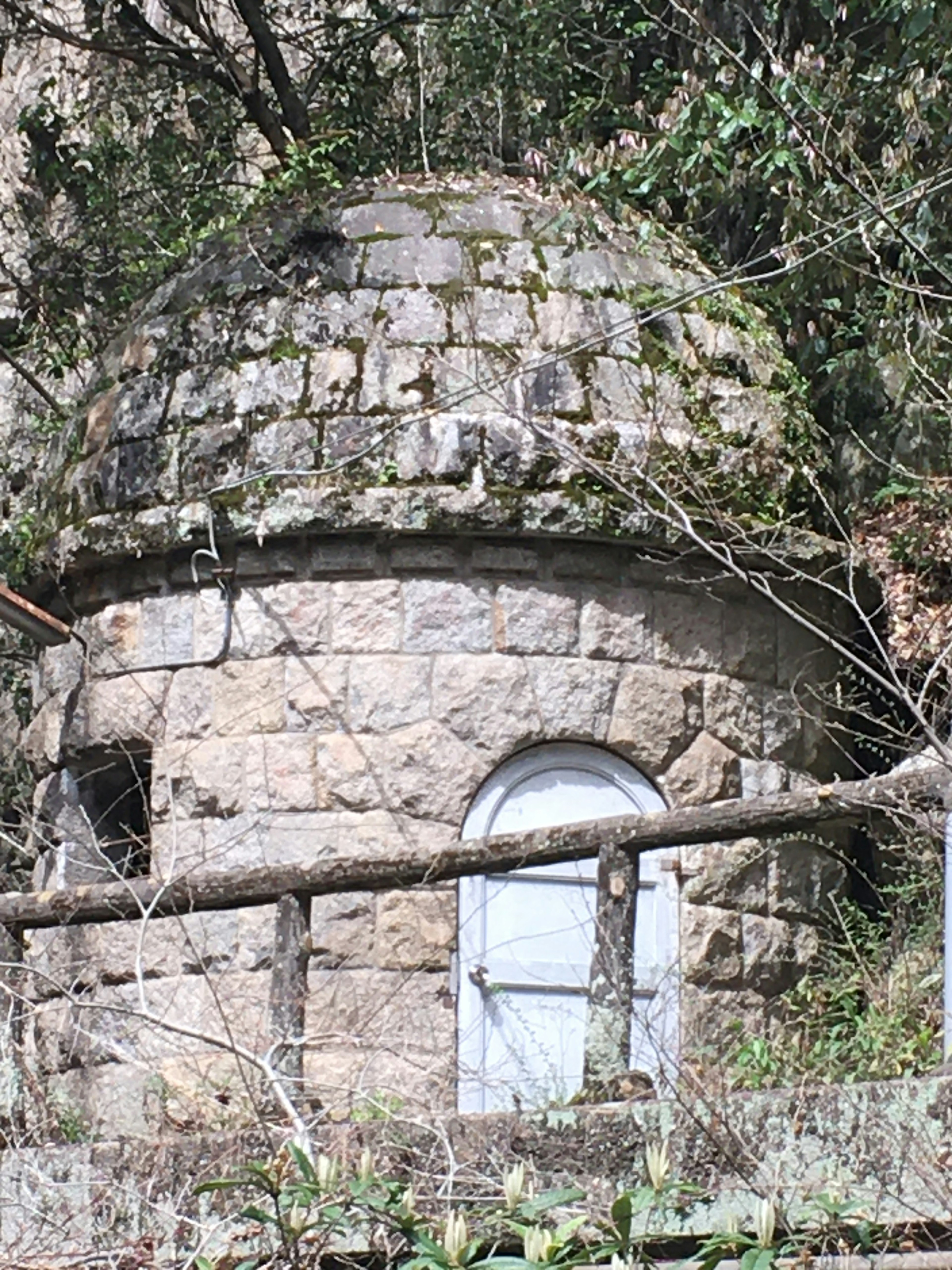 Cabaña de piedra cubierta de musgo con techo en forma de cúpula