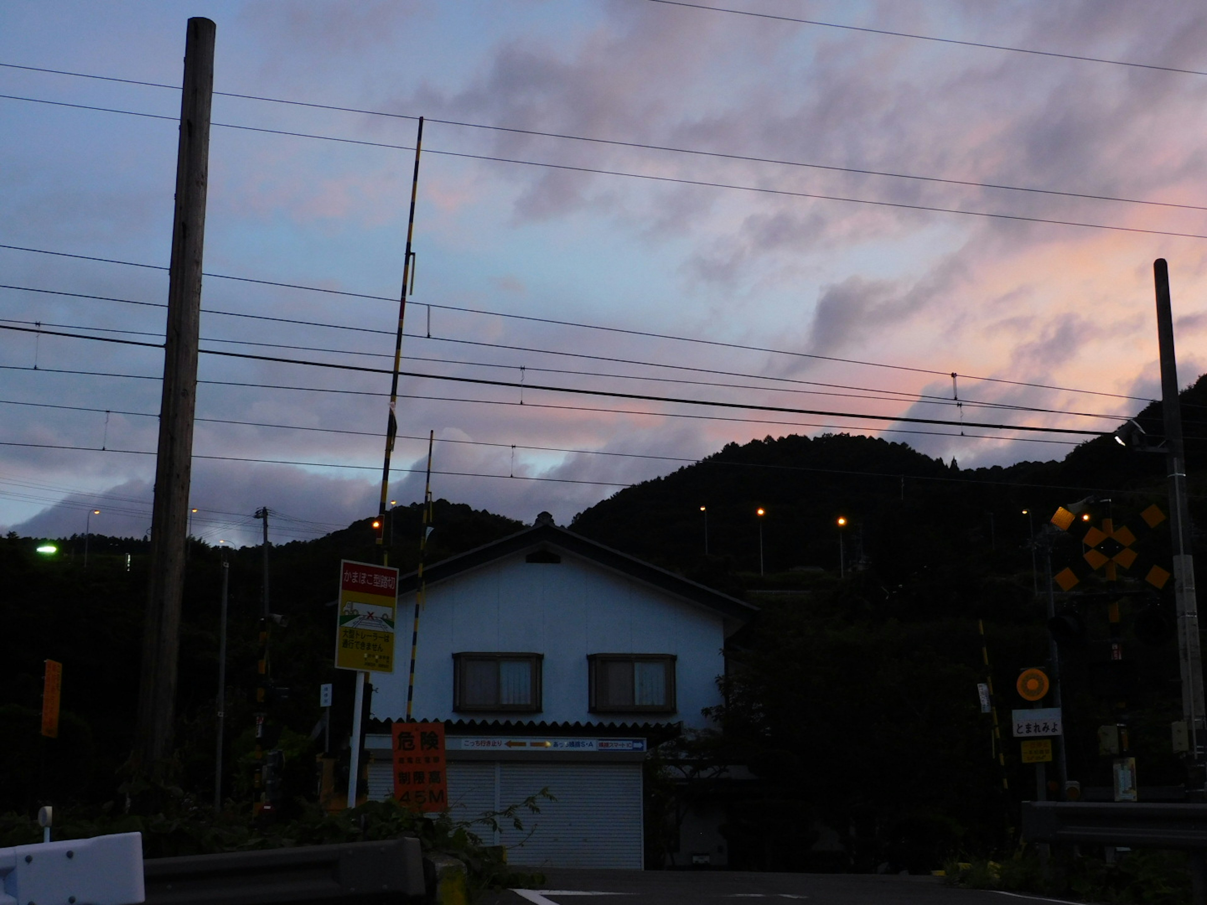 Scène de rue calme au crépuscule avec des montagnes en silhouette