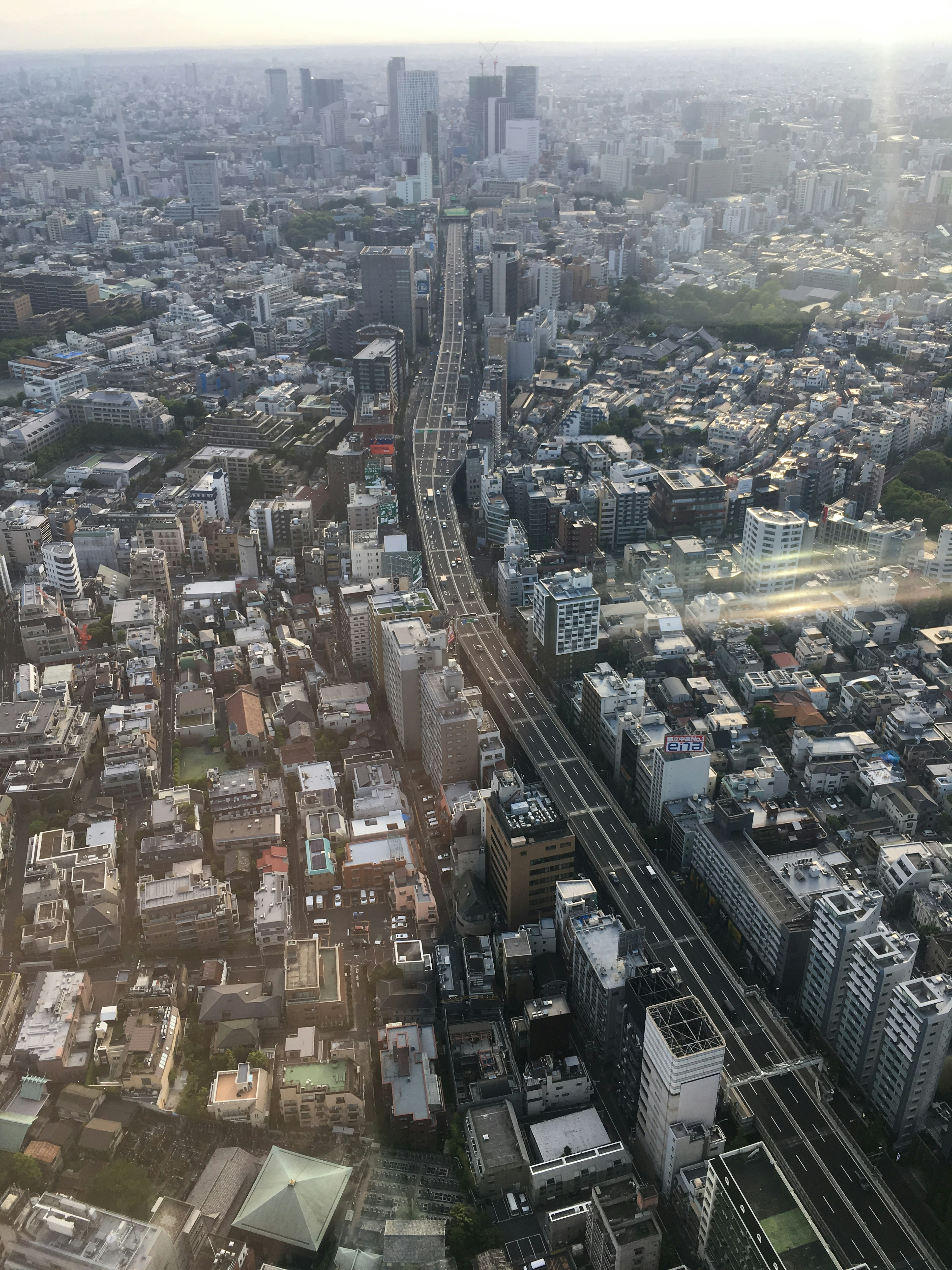 東京の高層ビルを見下ろす空撮都市景観