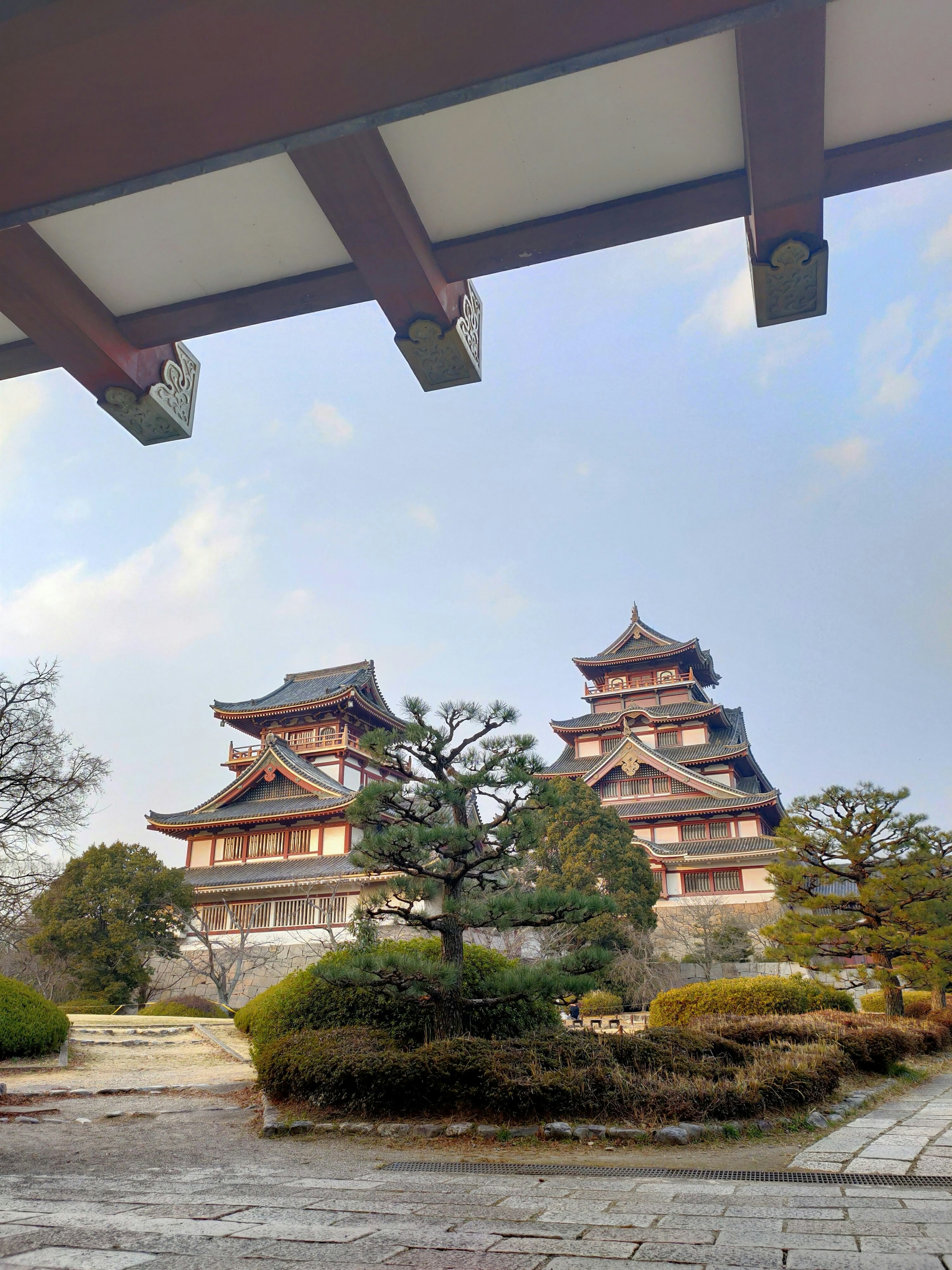 Vista escénica de un castillo japonés y un jardín