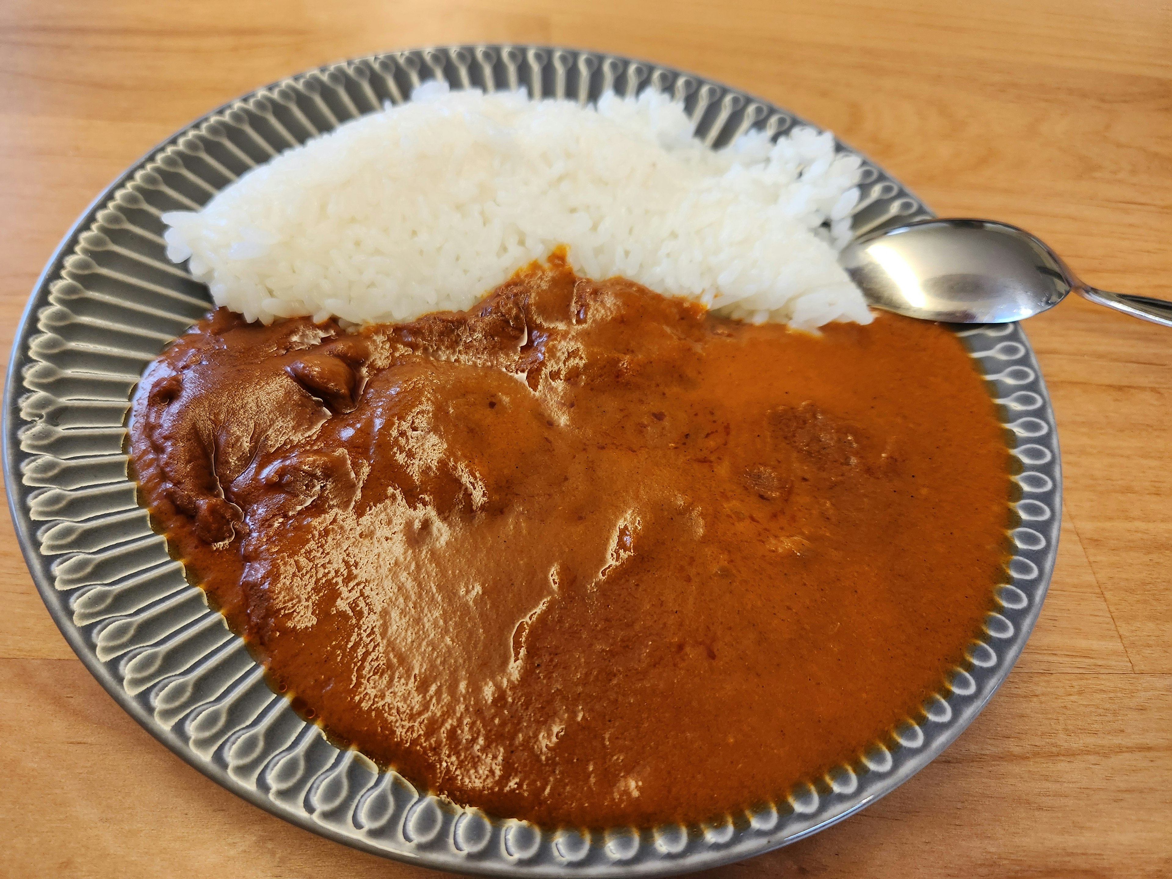 美味しそうなカレーと白ご飯の皿