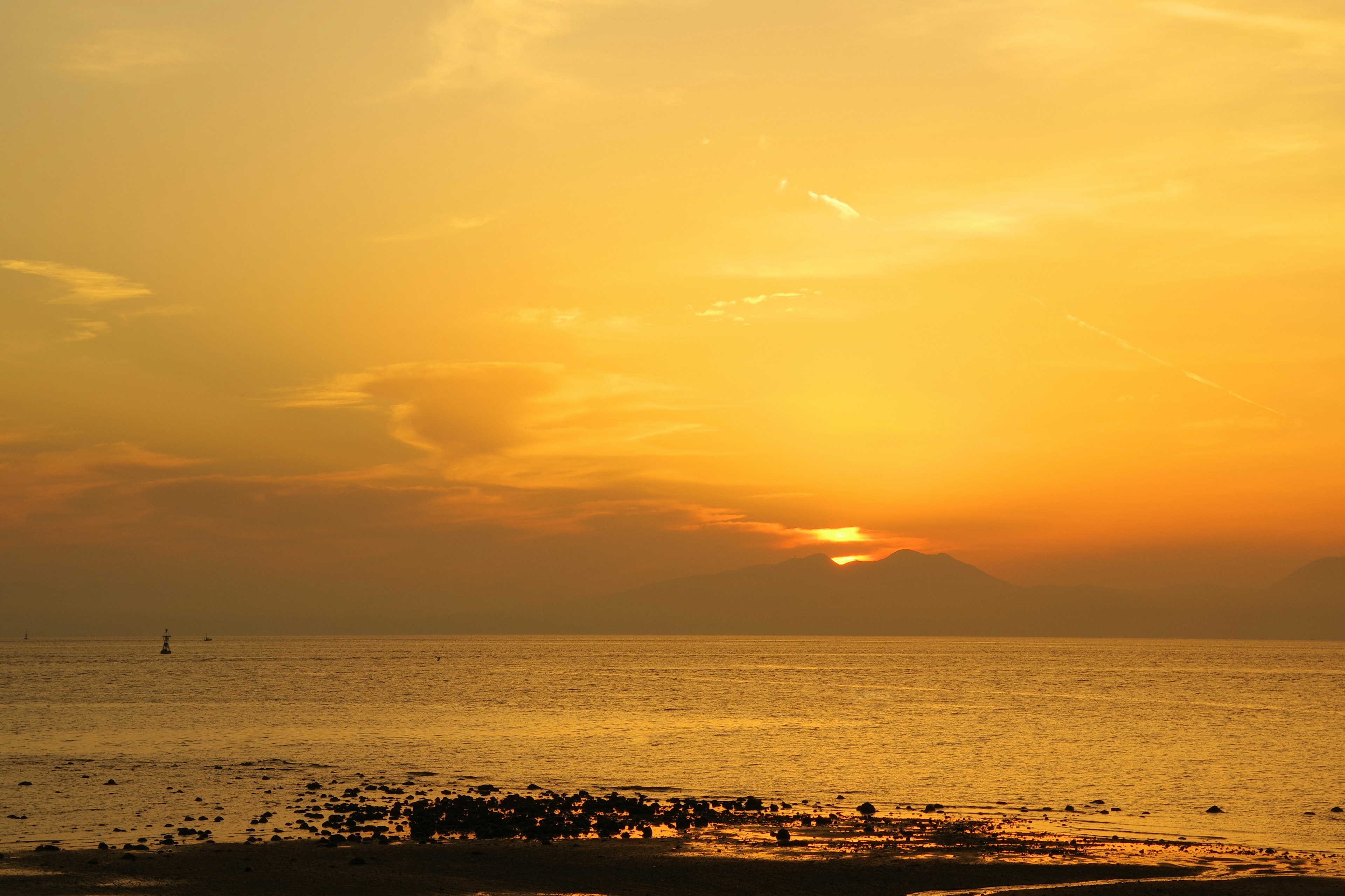 Superbe coucher de soleil sur l'océan avec des teintes dorées