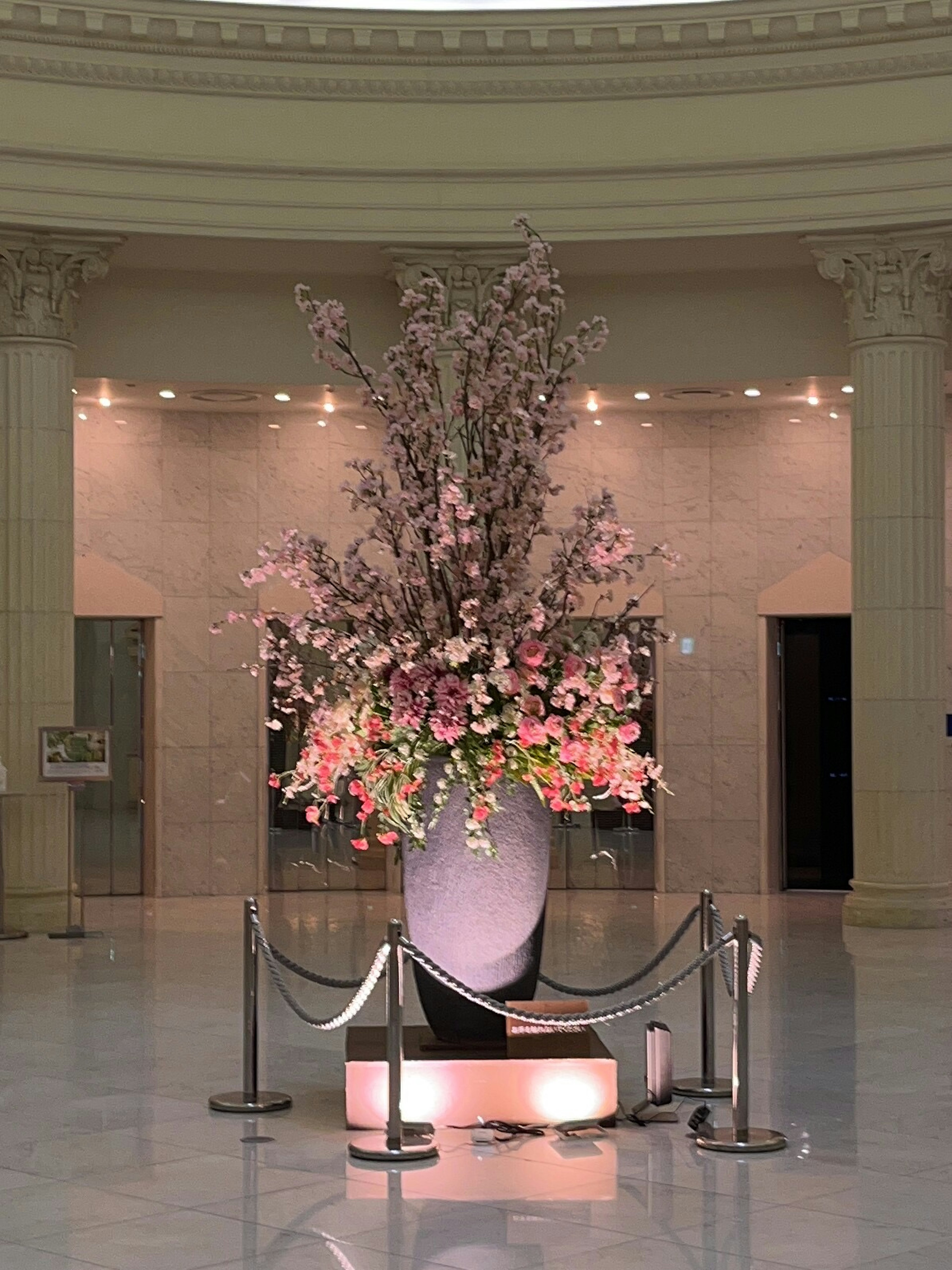 Elegante Innenraum mit einer großen Vase mit rosa Blumen