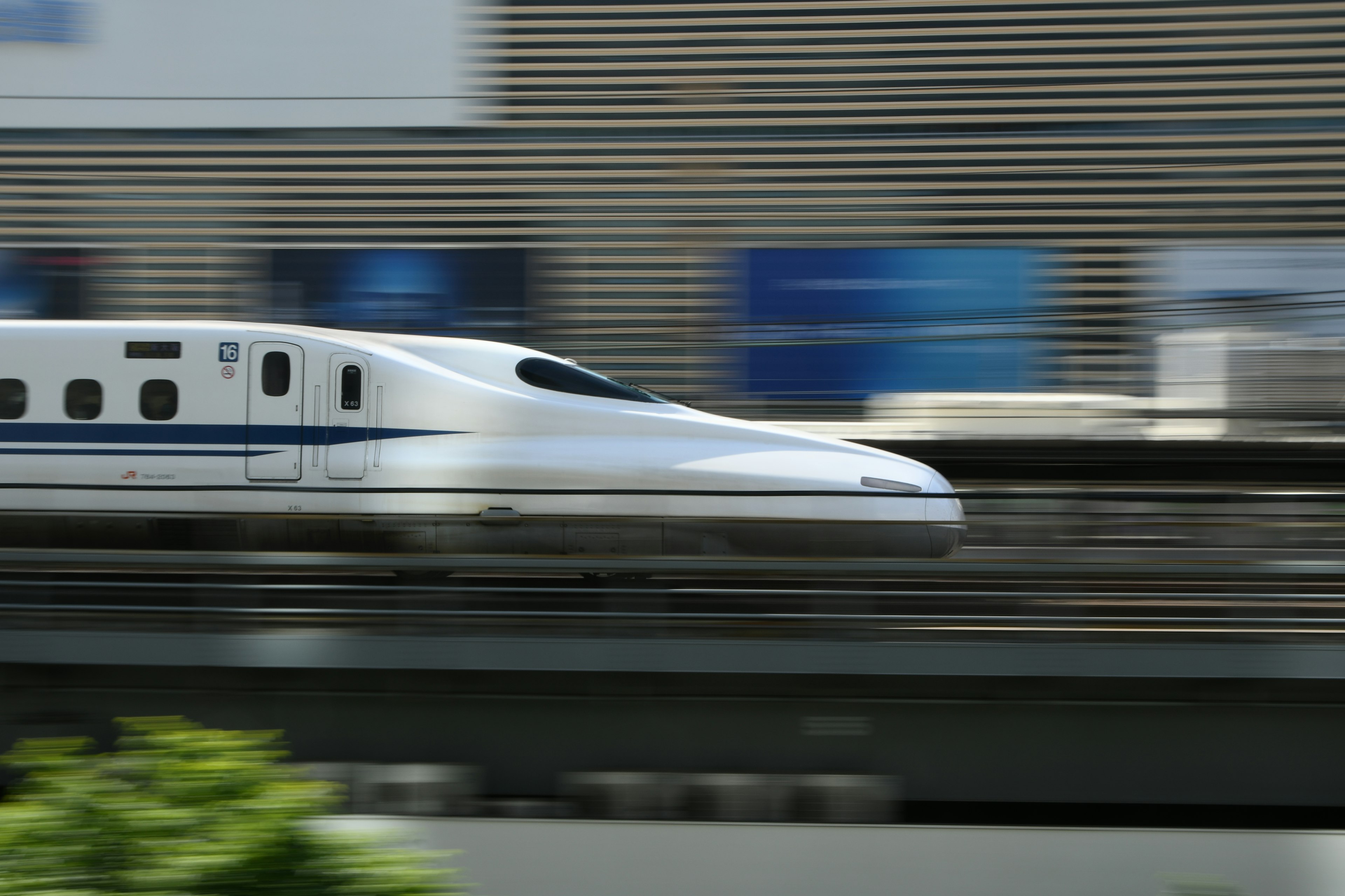 Tàu Shinkansen đang chuyển động trên đường ray cao