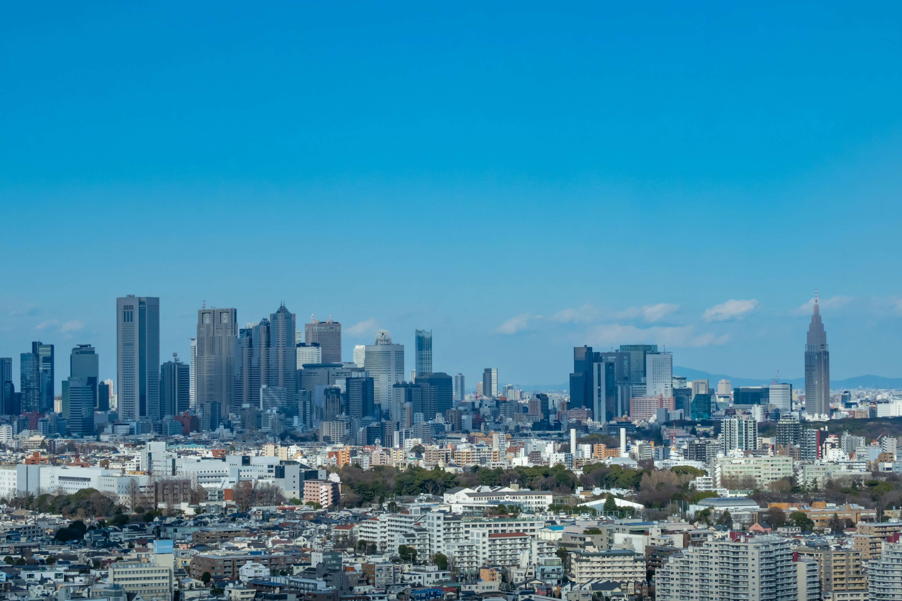 Skyline von Tokio mit Wolkenkratzern und klarem blauen Himmel