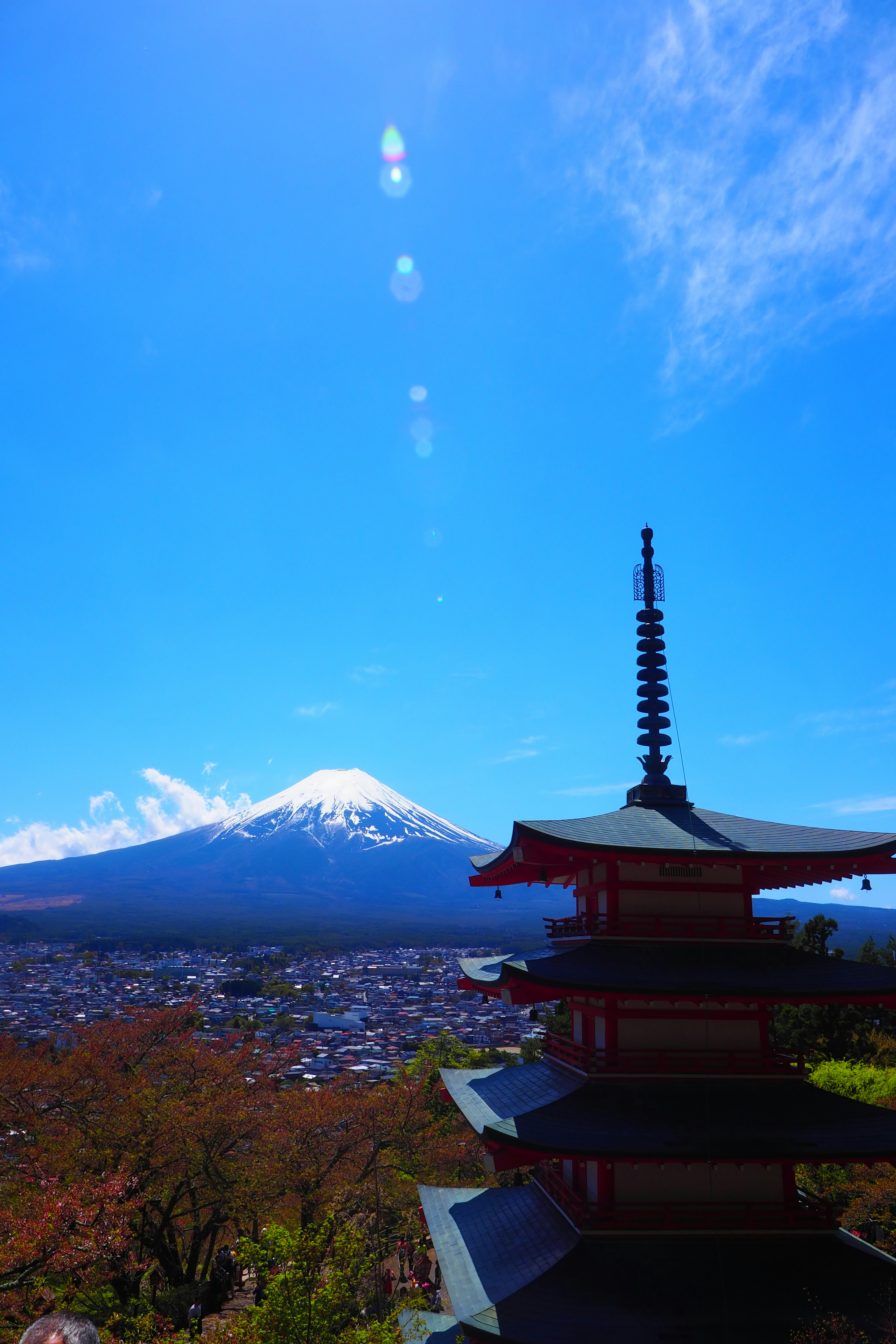 在晴朗的藍天下，富士山與塔的景觀