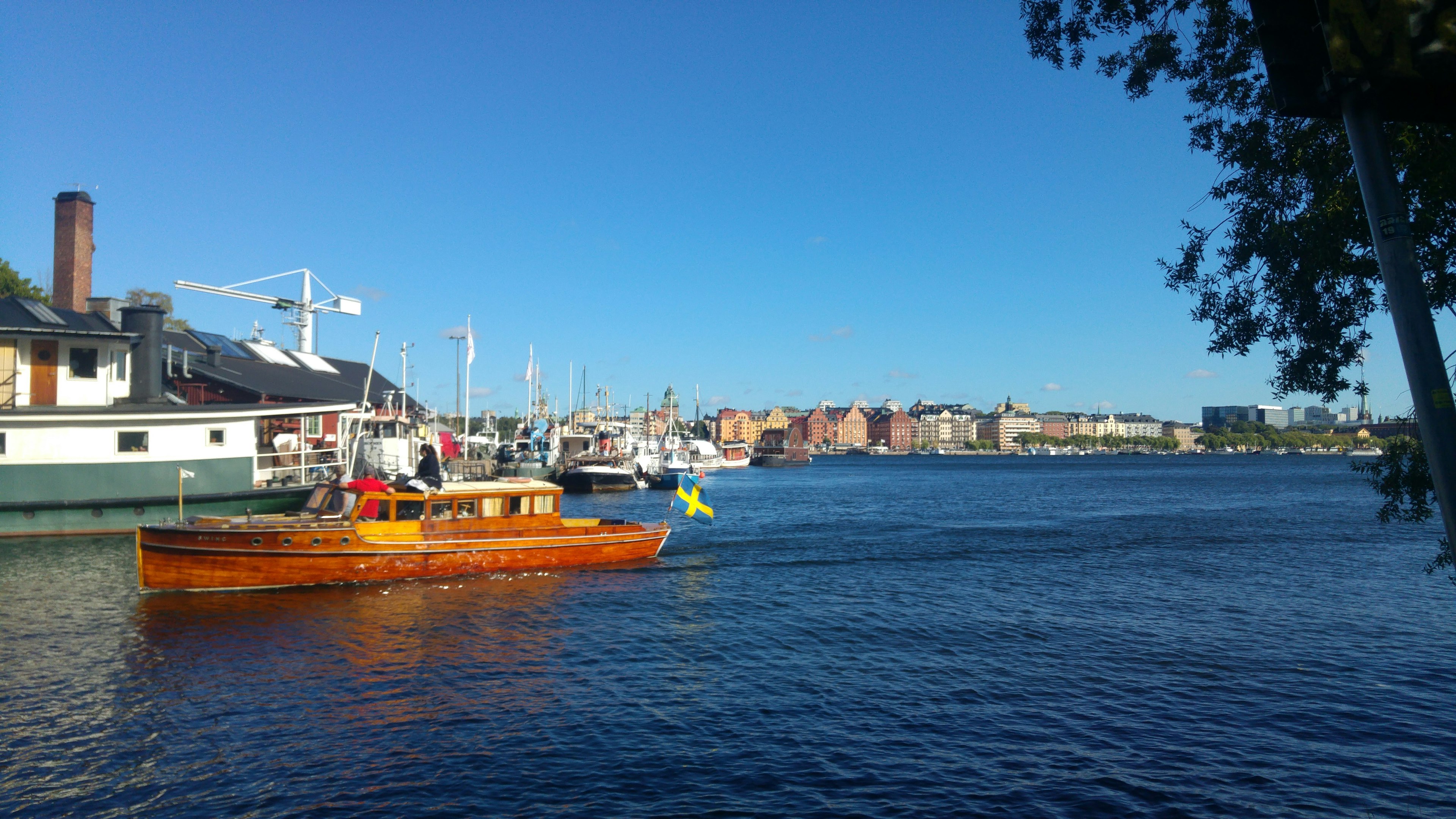 Vue pittoresque de bateaux sur l'eau sous un ciel bleu clair