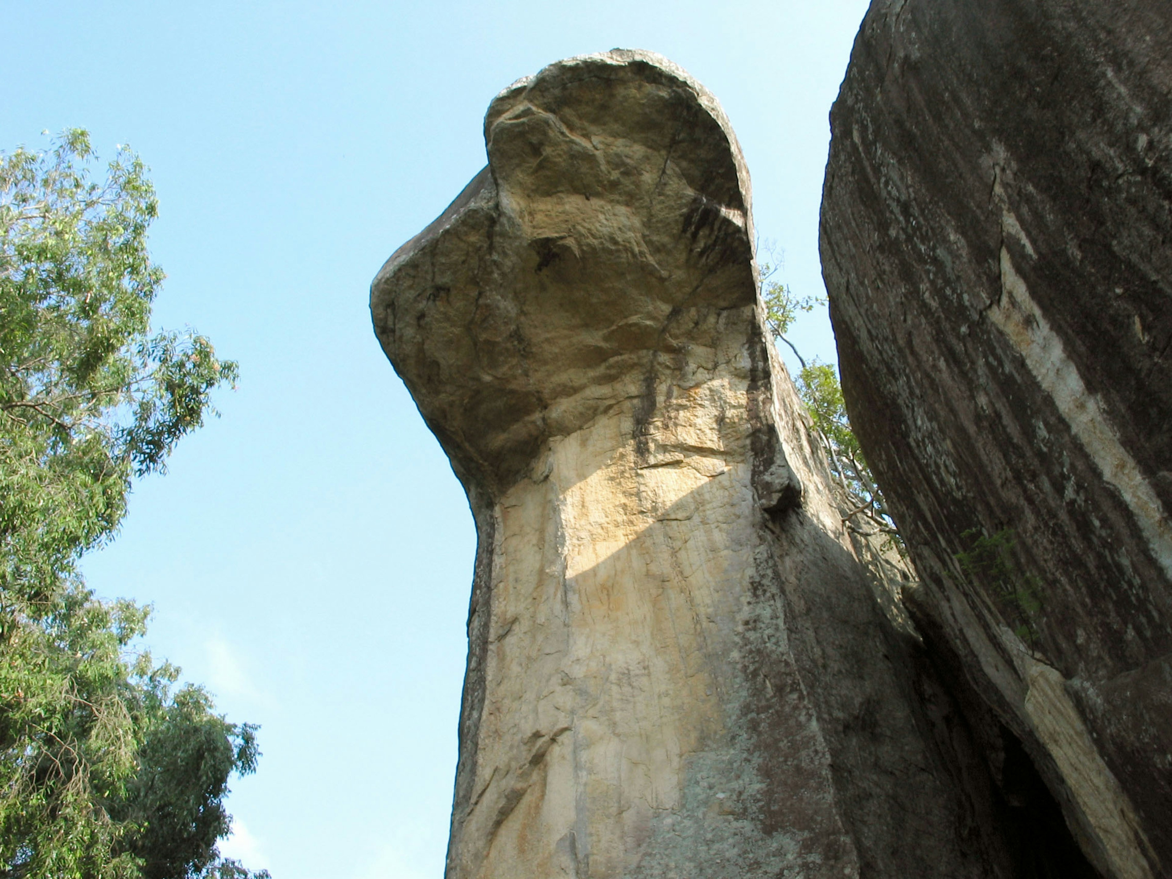 Grande formation rocheuse sous un ciel bleu clair