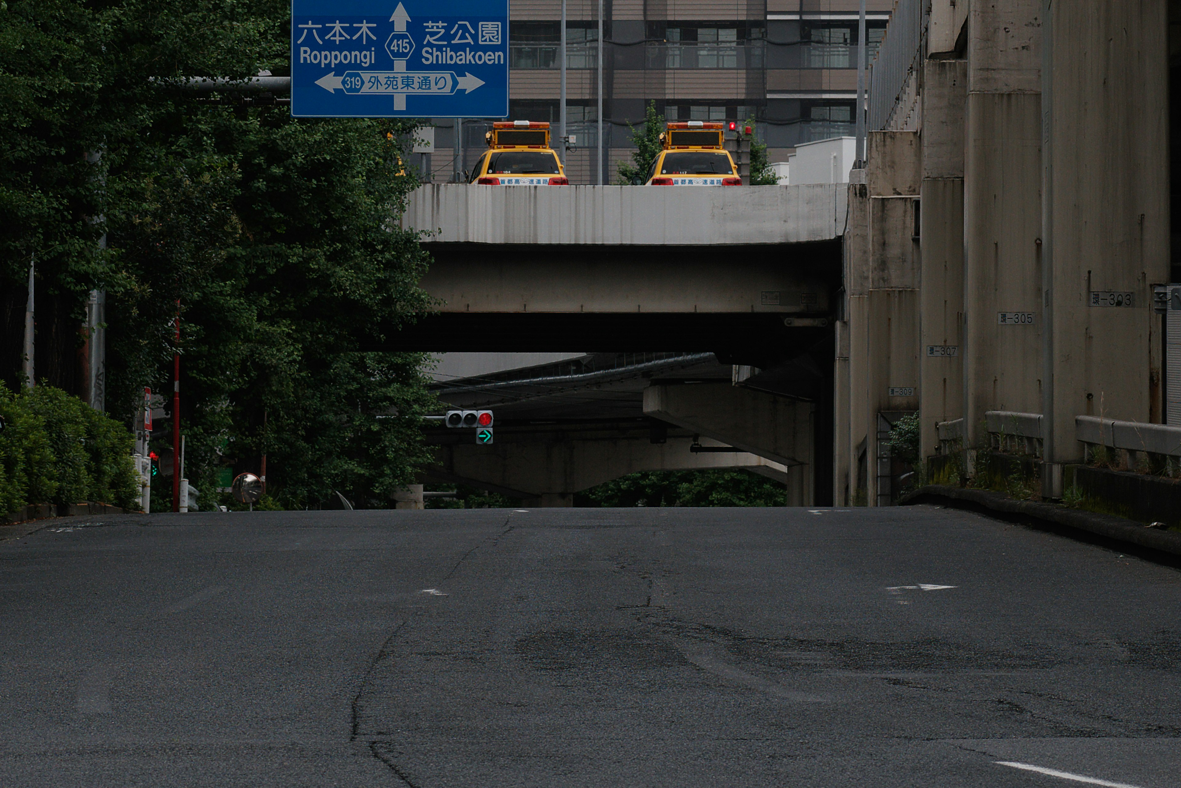 Paysage urbain de Tokyo avec route visible et taxis jaunes au-dessus