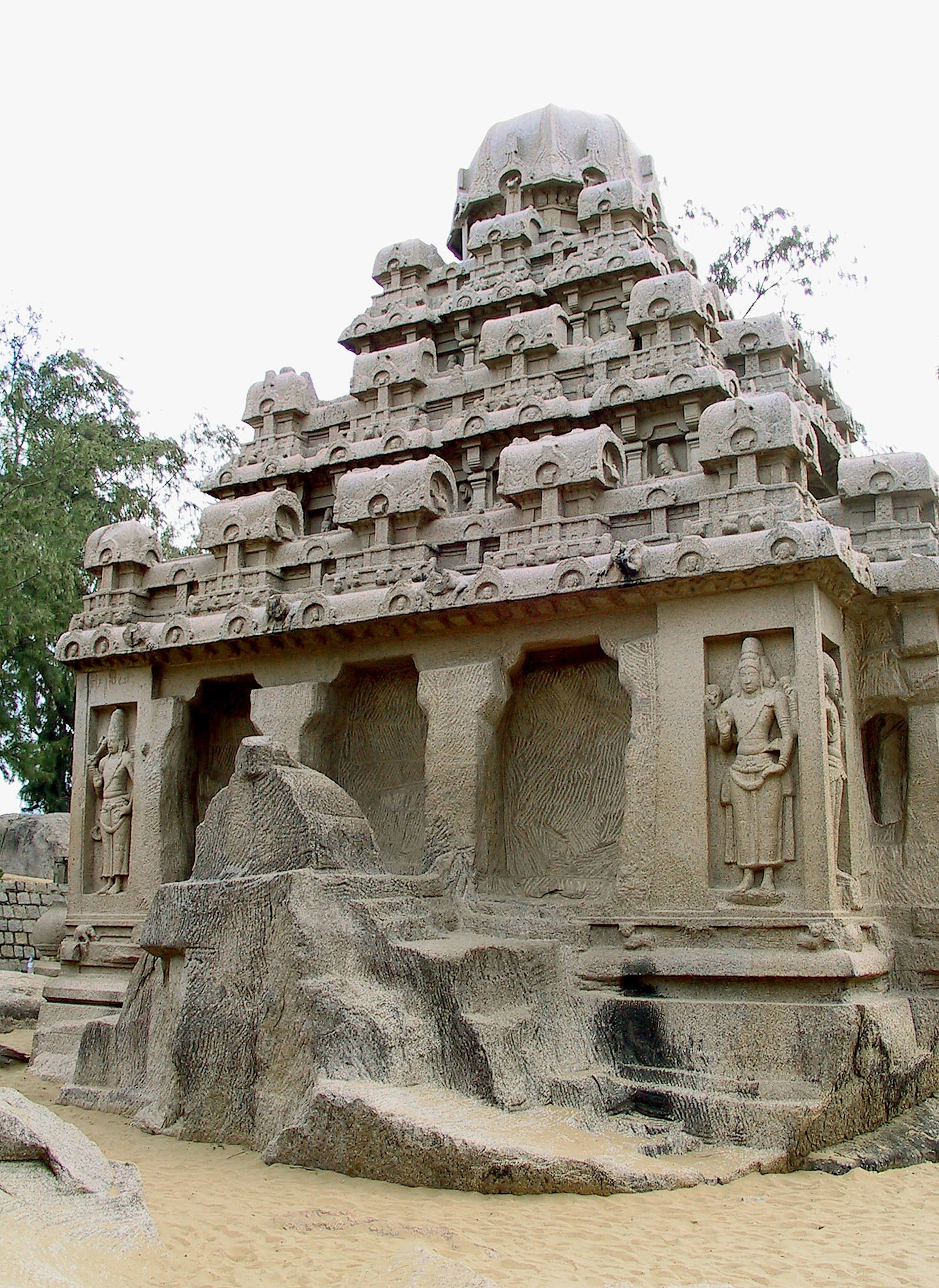 Antico tempio in pietra con intricate sculture di elefanti