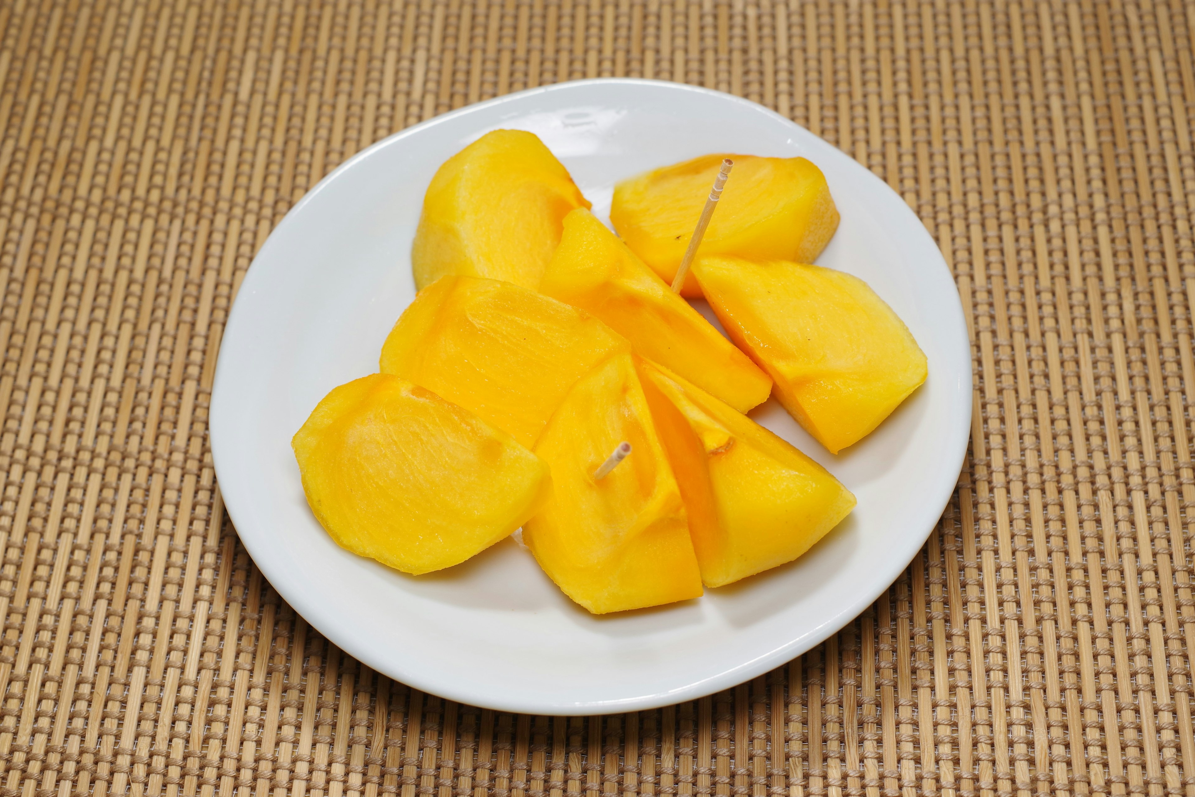 Trozos de mango amarillo en un plato blanco