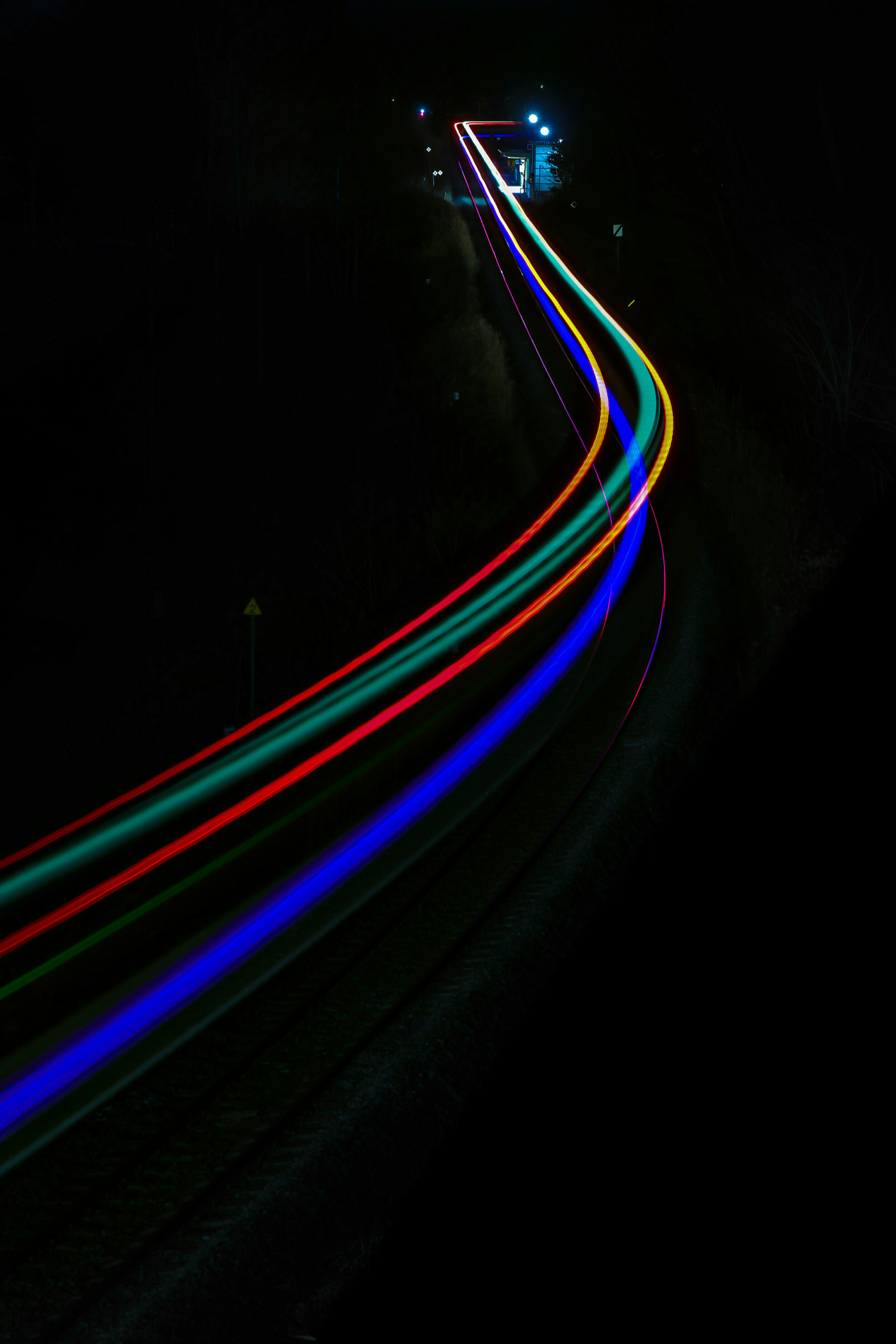 Tracce di luce colorate in un tunnel scuro