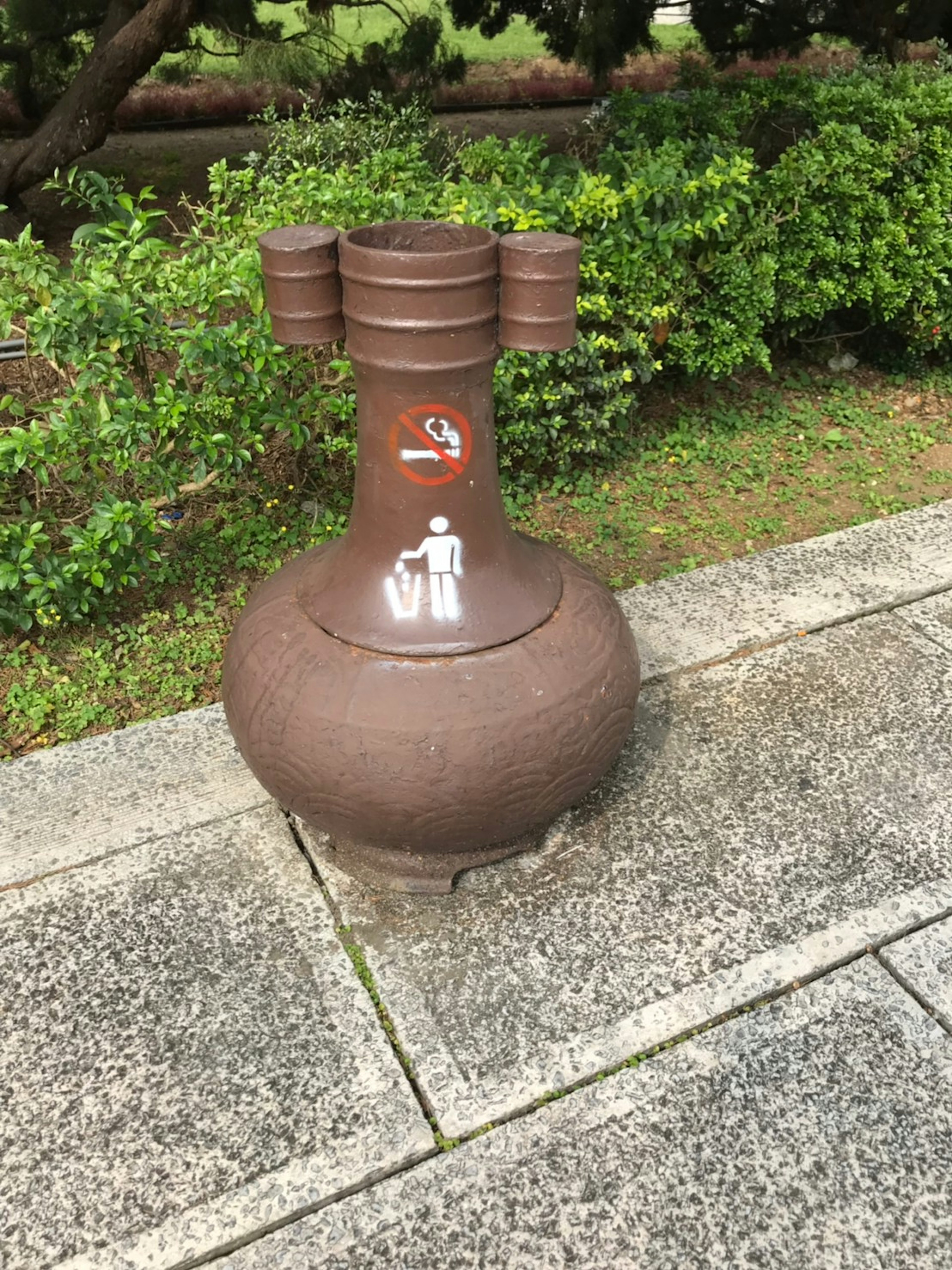 公園の中にある独特なデザインのゴミ箱 環境に優しい素材で作られた 茶色の色合いと丸い形状