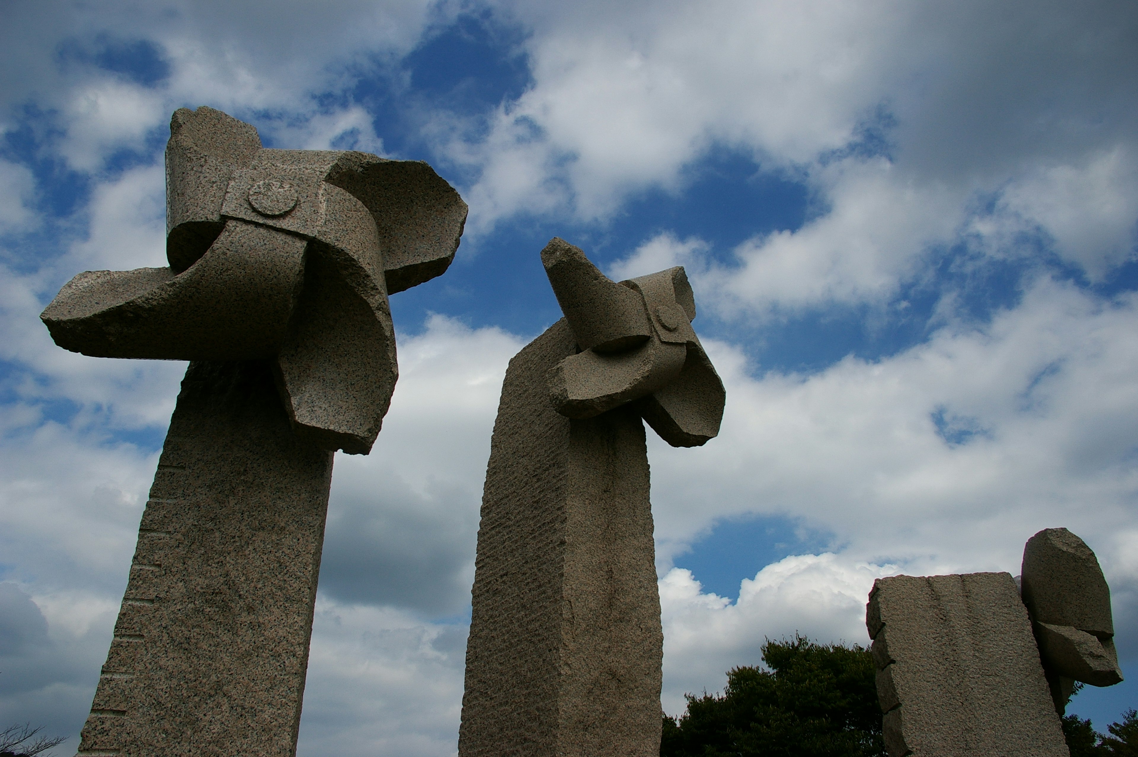 Abstrakte Steinskulpturen stehen unter einem blauen Himmel