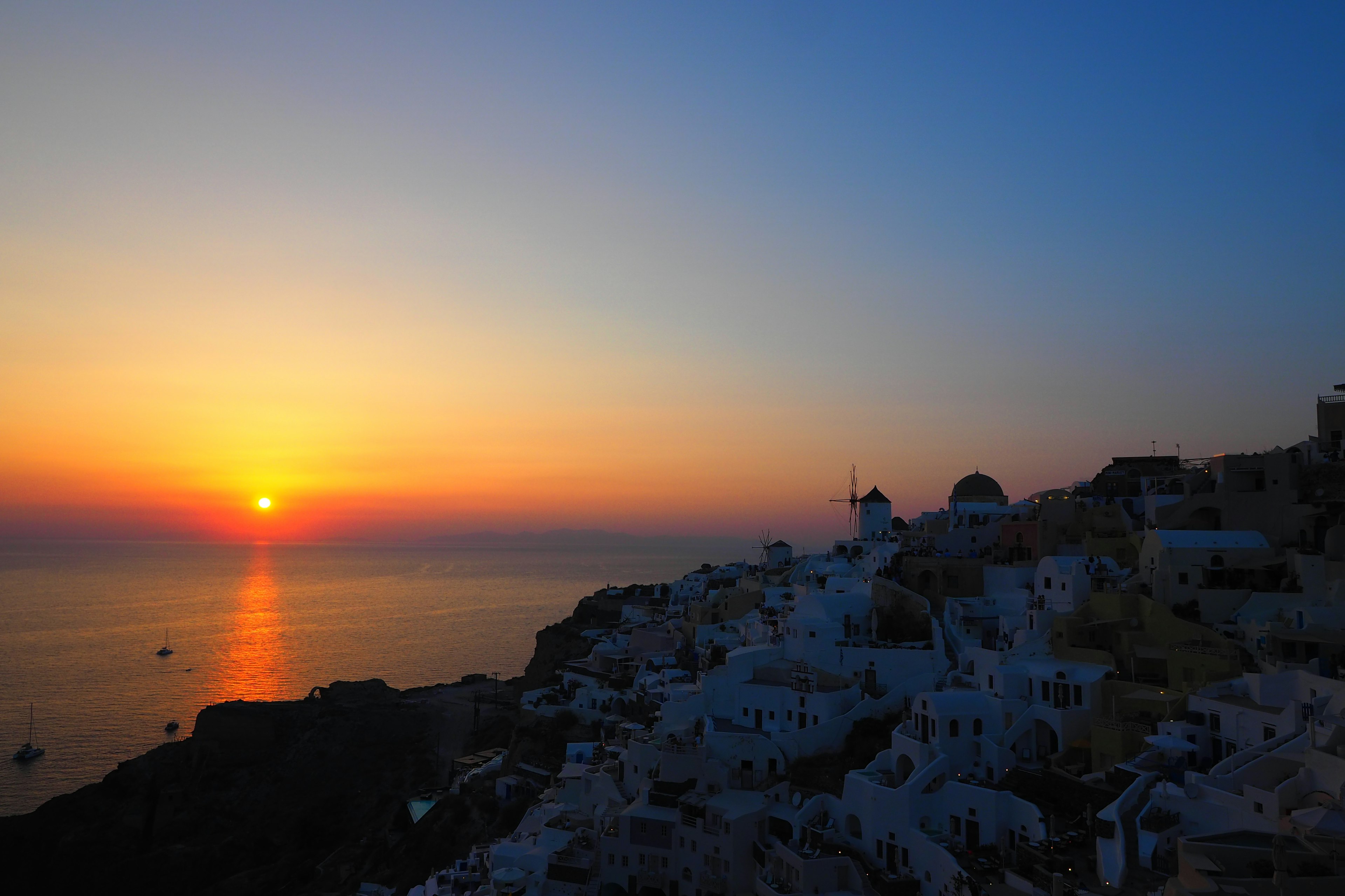 Pemandangan matahari terbenam yang menakjubkan di Santorini dengan bangunan putih