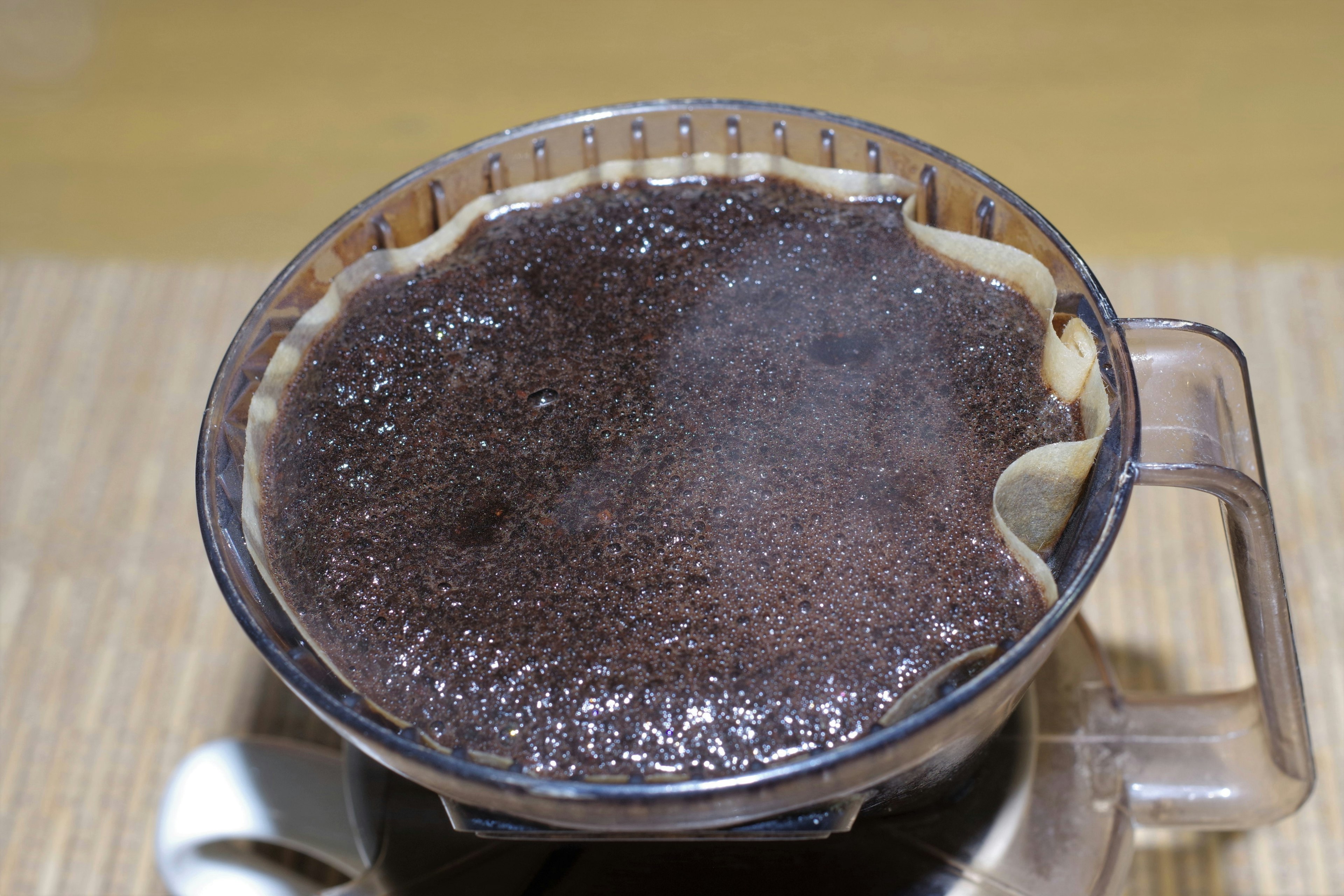 Filtro per caffè trasparente con caffè fumante in infusione