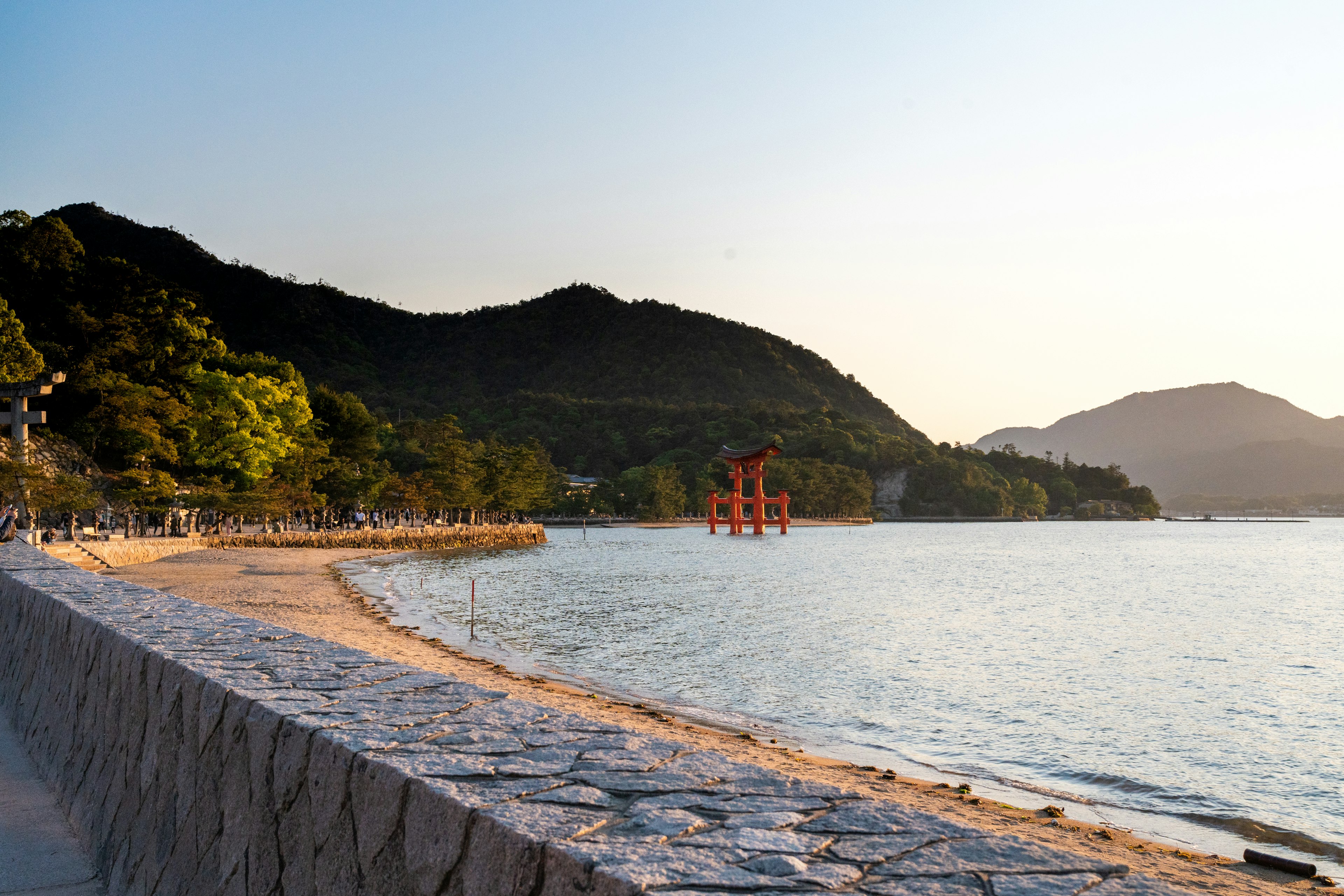 Malersicher Strandblick bei Sonnenuntergang mit Küste und Bergen