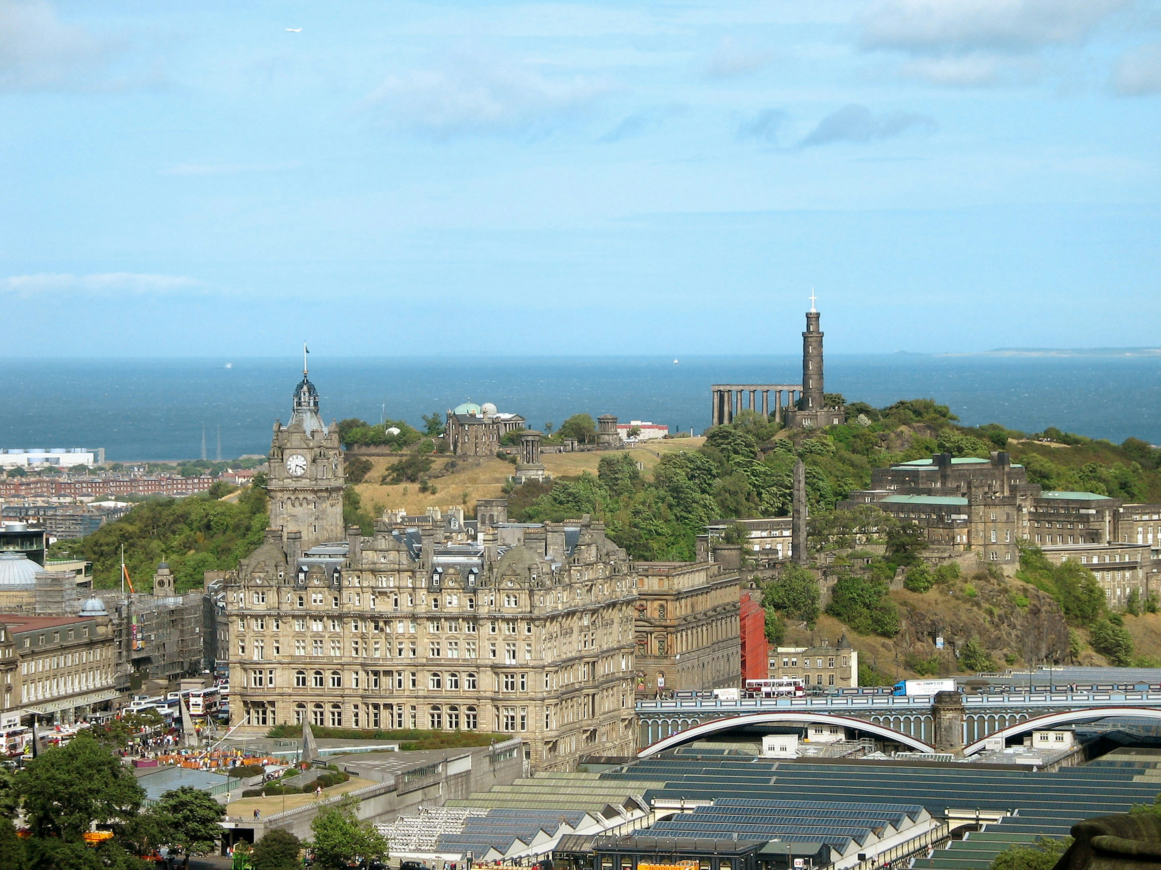 Eine malerische Aussicht auf Edinburgh mit historischen Gebäuden und dem Meer