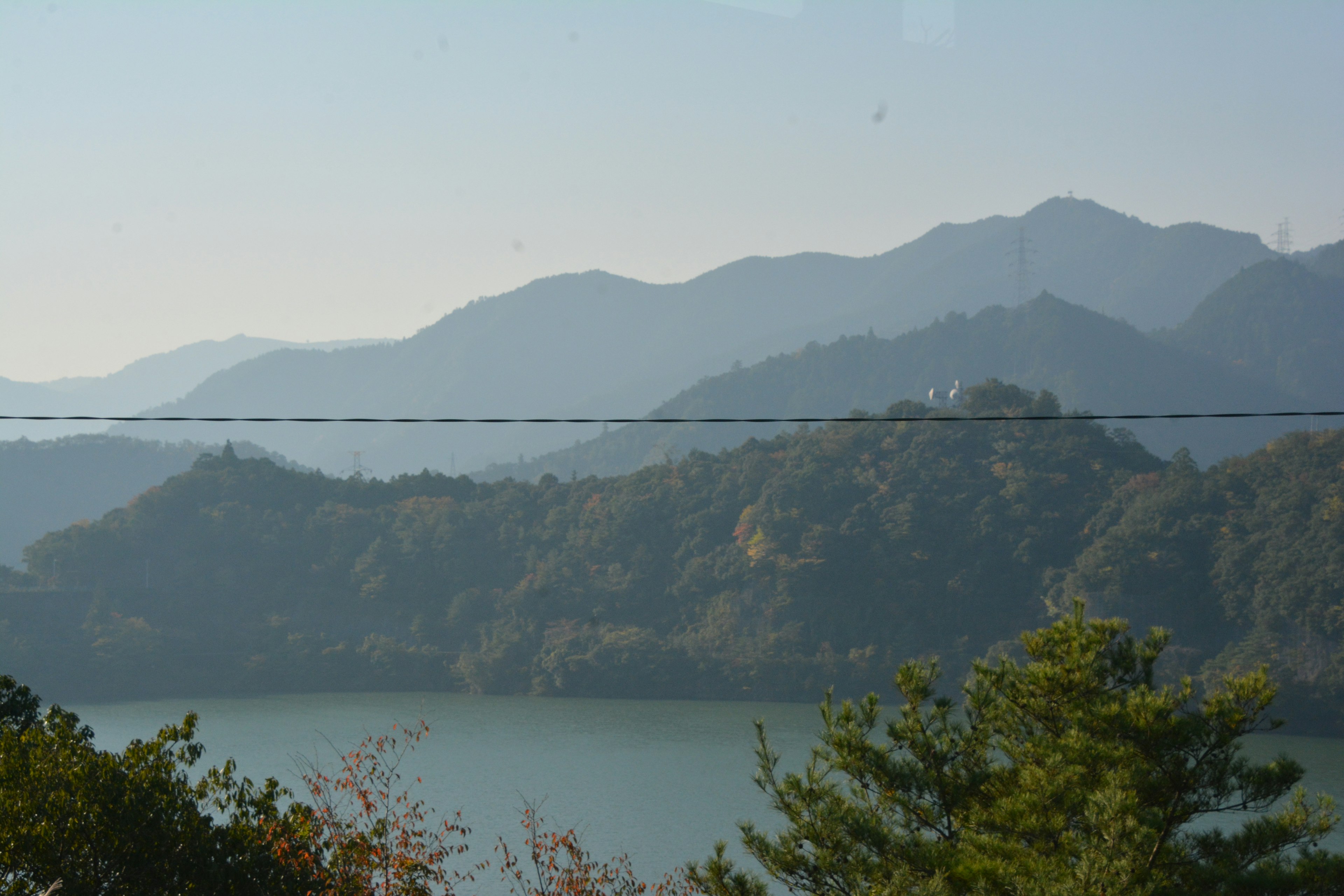 Vista panoramica di montagne blu e un lago