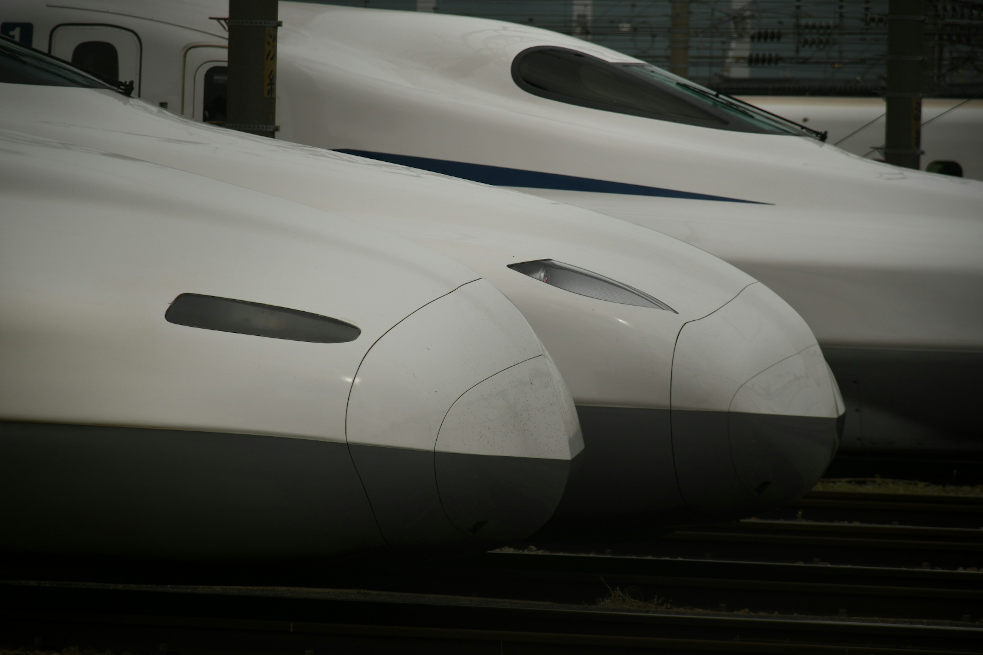 Nahaufnahme der vorderen Abschnitte von Shinkansen in Reihe