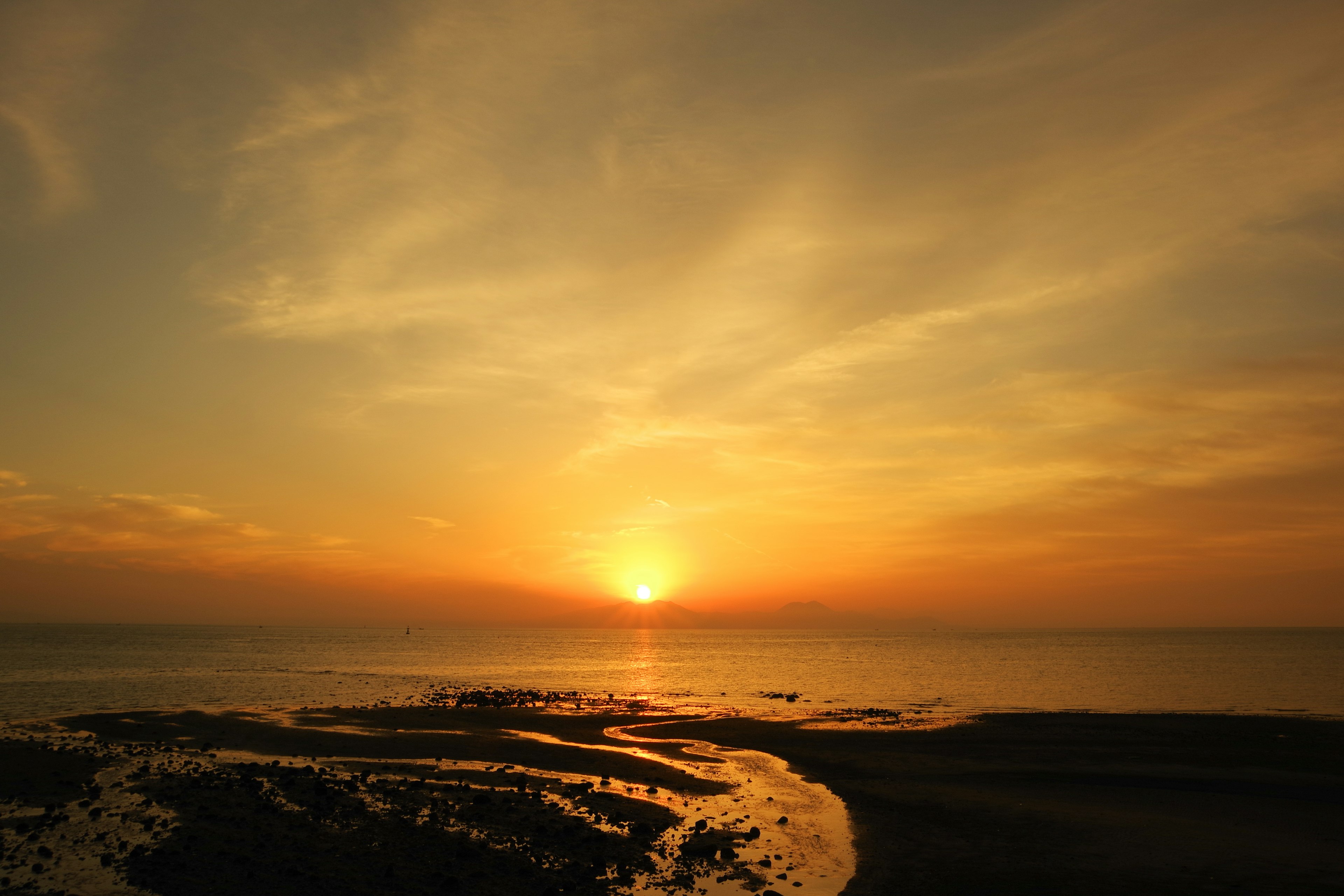 Wunderschöne Landschaft des Sonnenuntergangs über dem Ozean