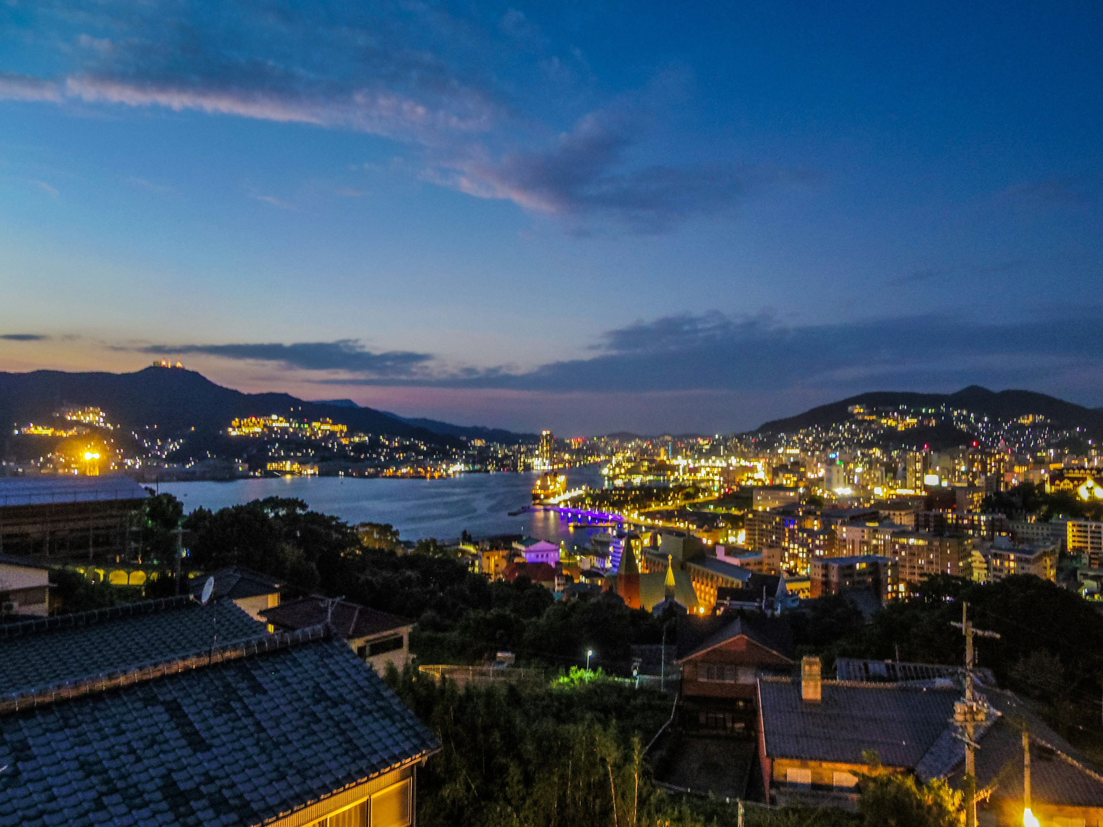 Vista nocturna de la ciudad de Nagasaki y el mar