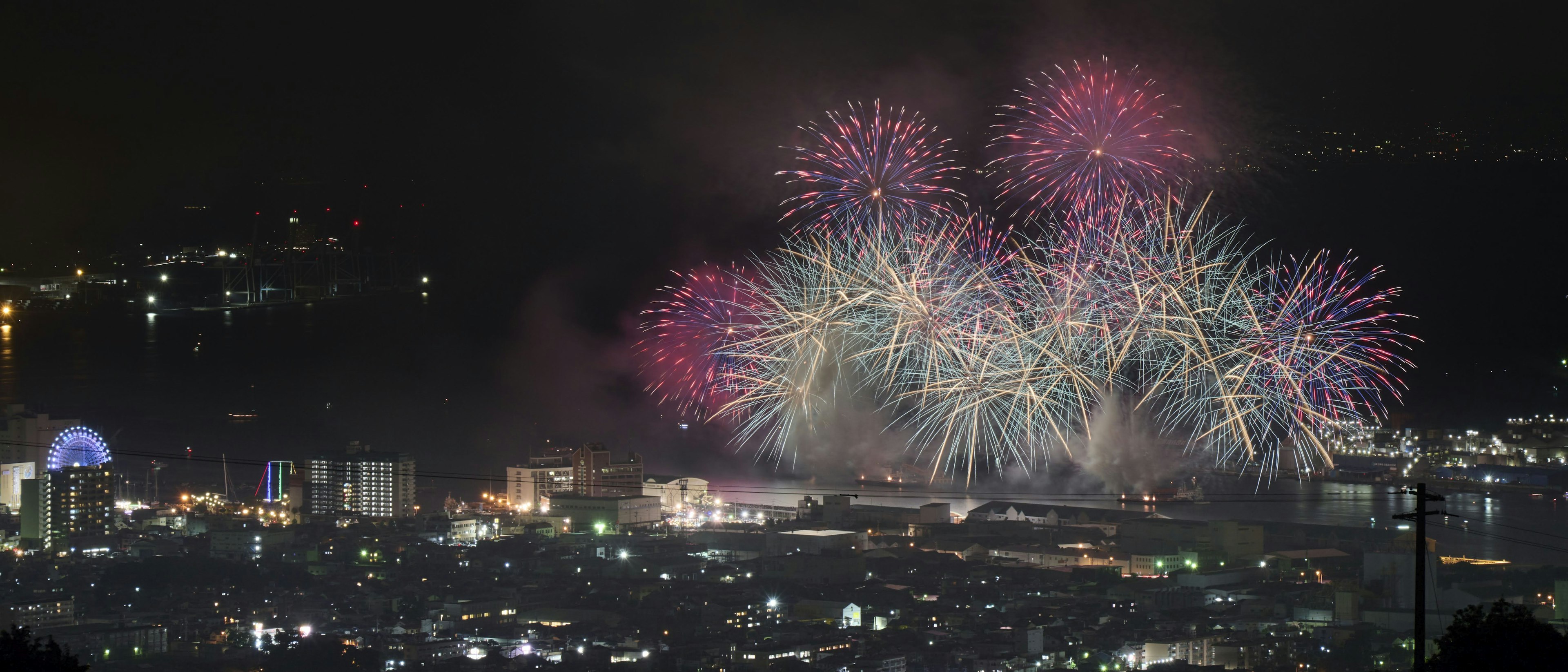 Spettacolo di fuochi d'artificio colorati che illuminano il cielo notturno di una città