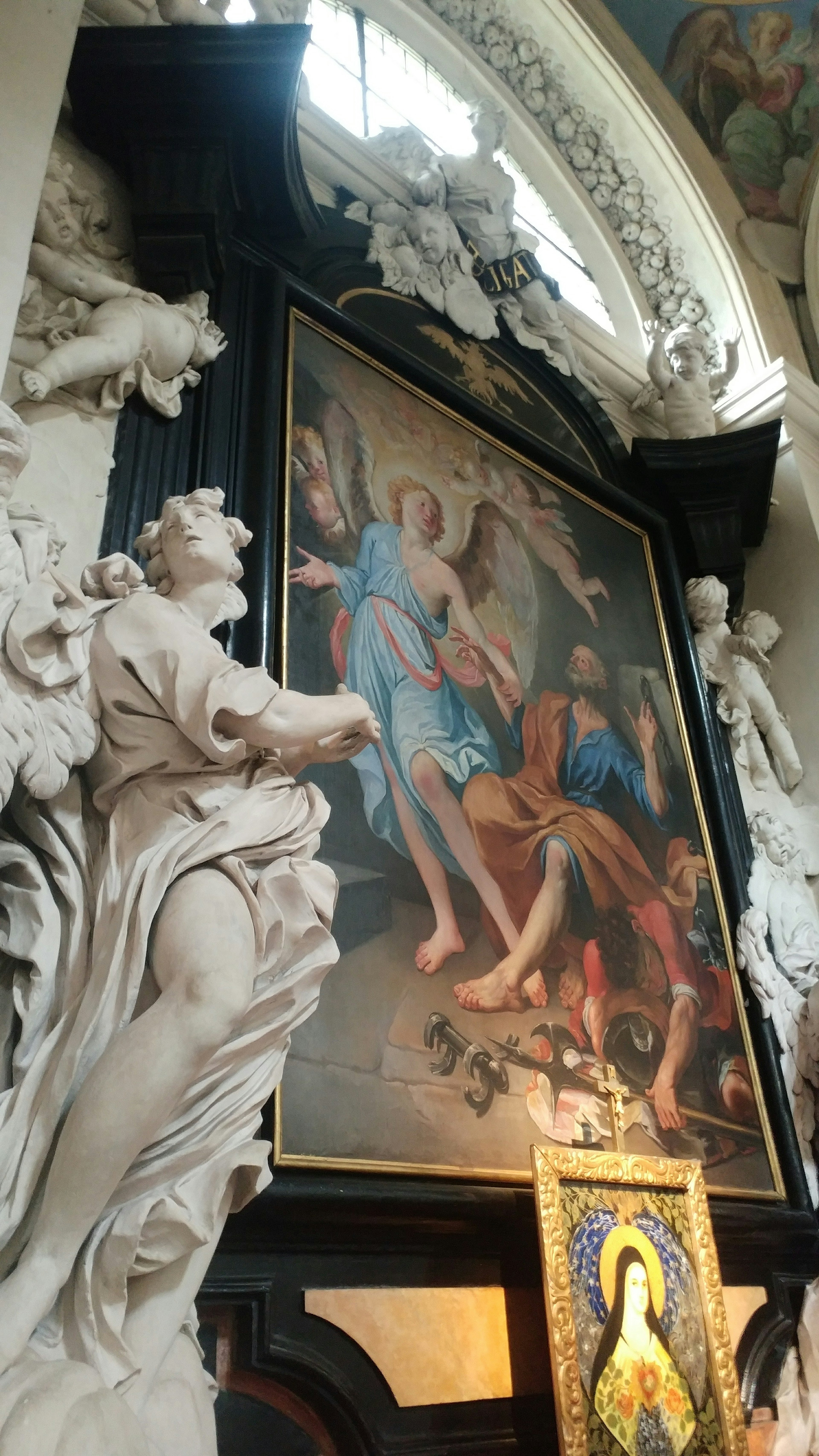 Pittura religiosa e sculture dettagliate in un museo