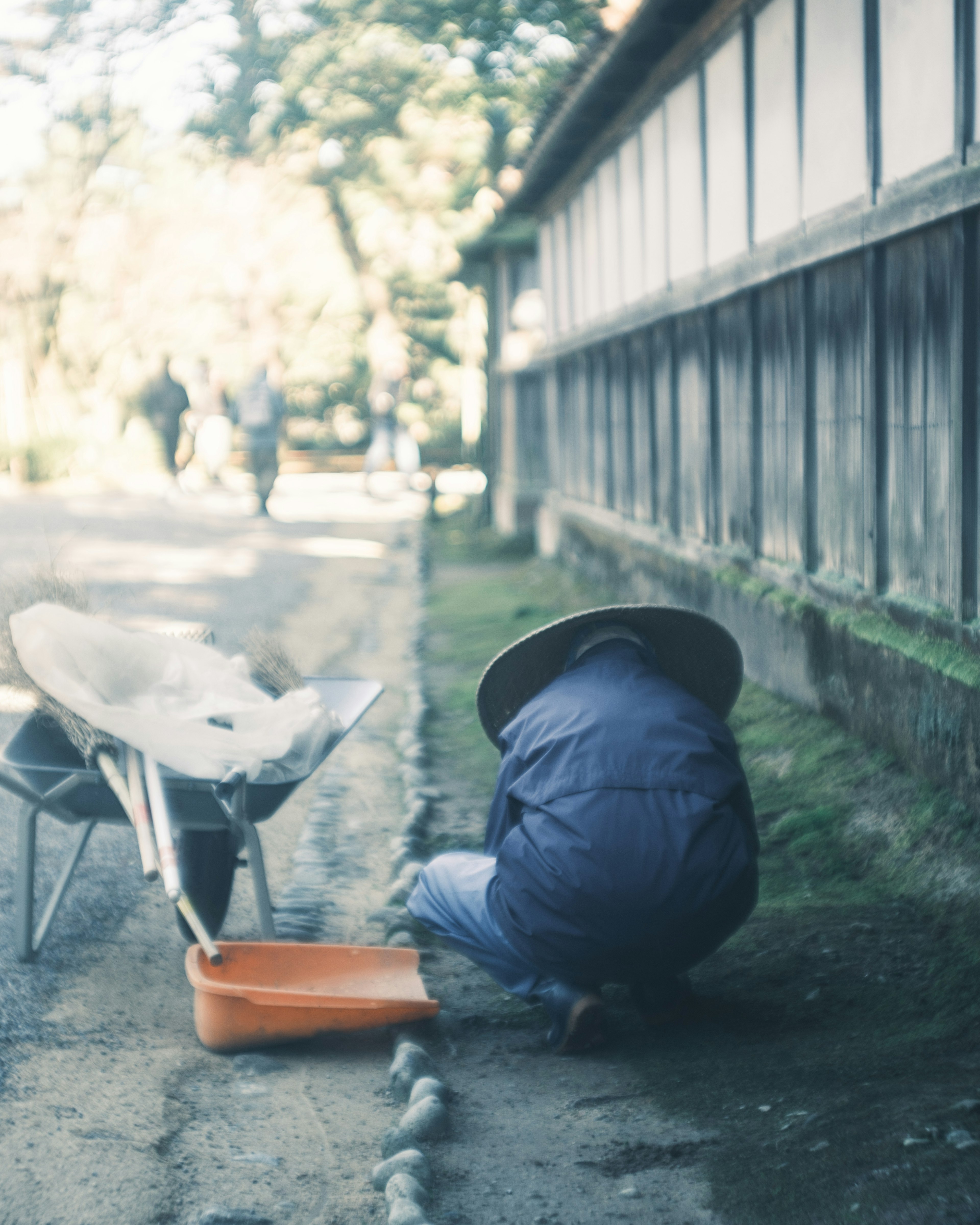 Persona che lavora sul ciglio della strada con una carriola