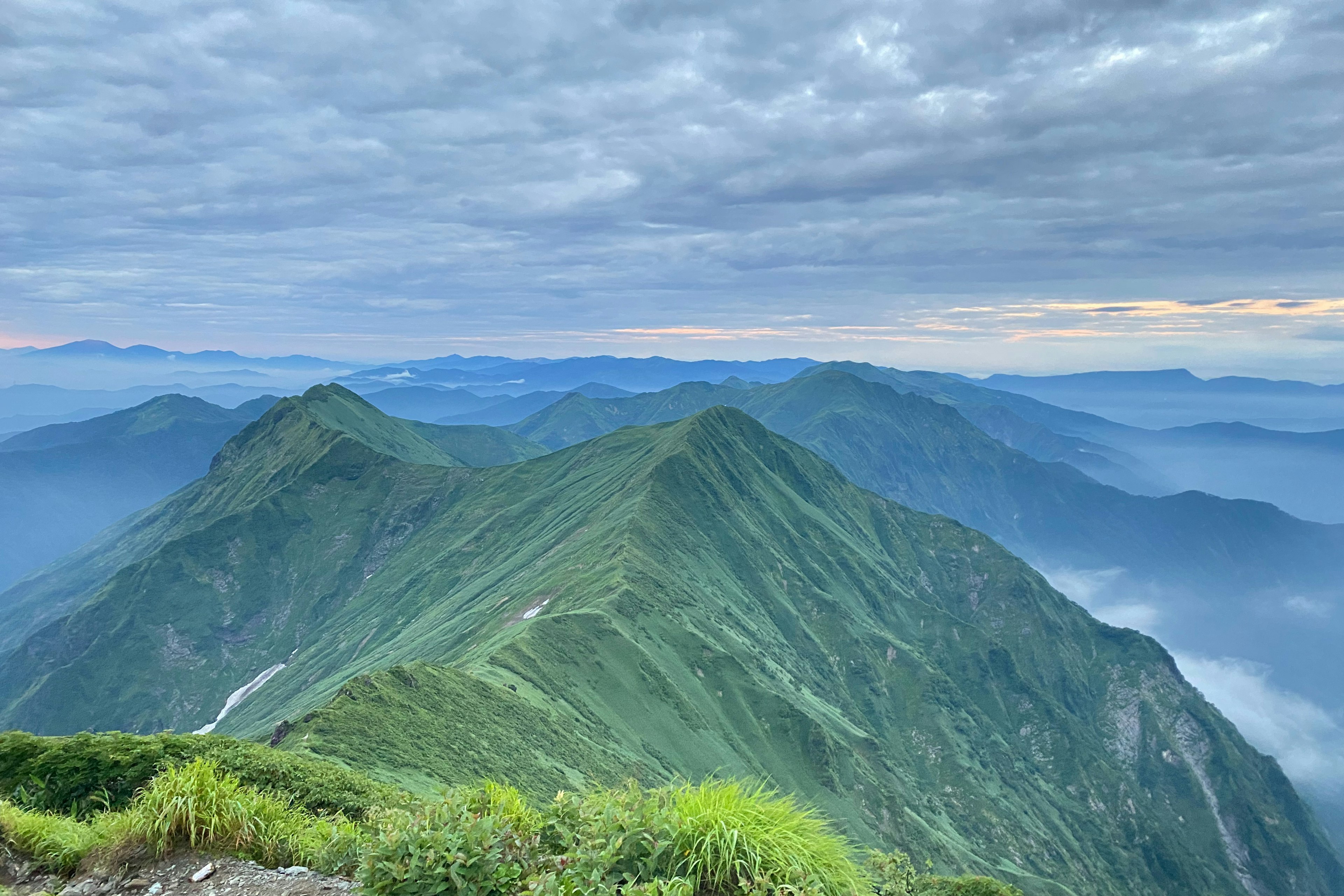 緑の山々と雲が広がる風景のパノラマ