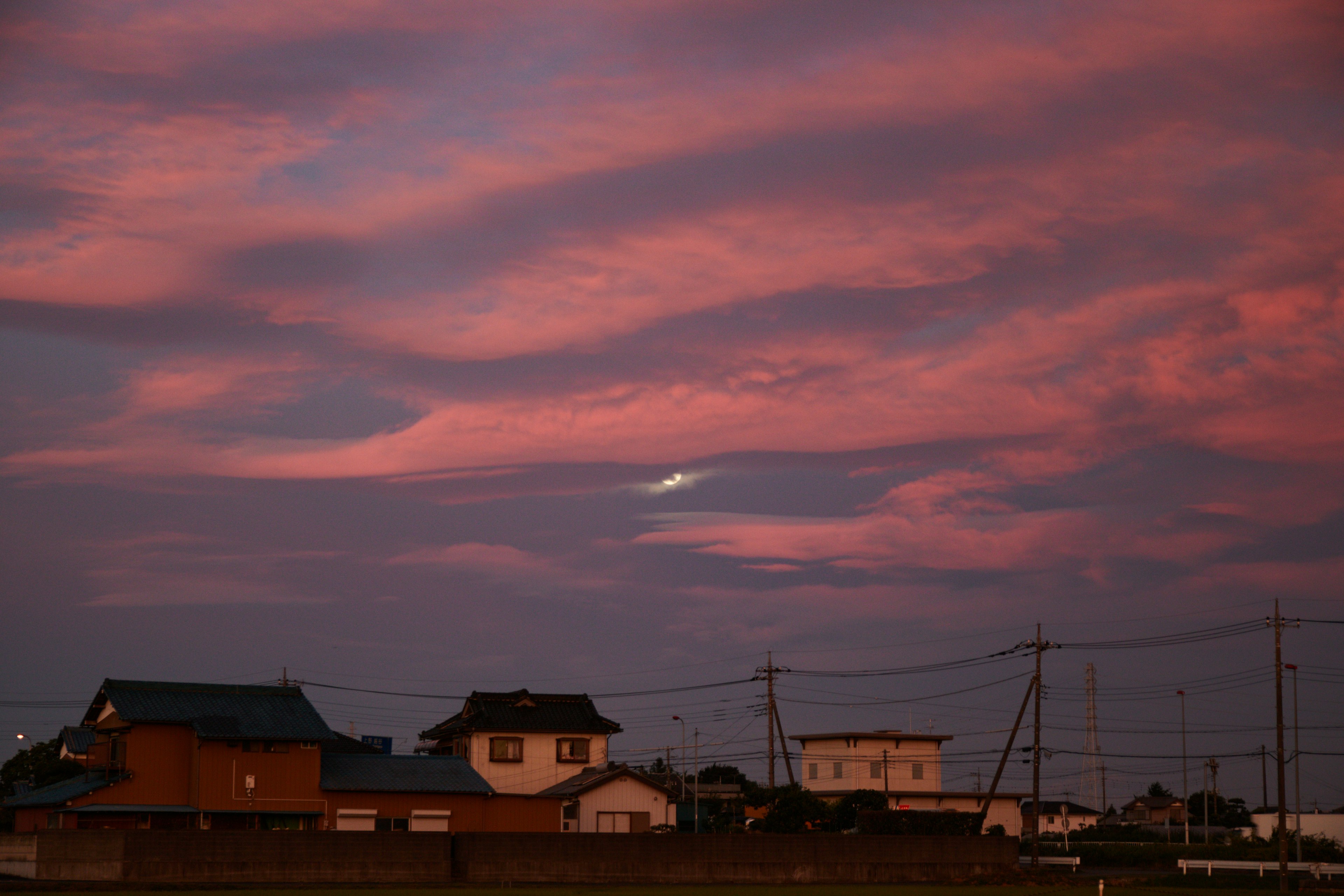 Vista panoramica di case contro un cielo al tramonto rosa