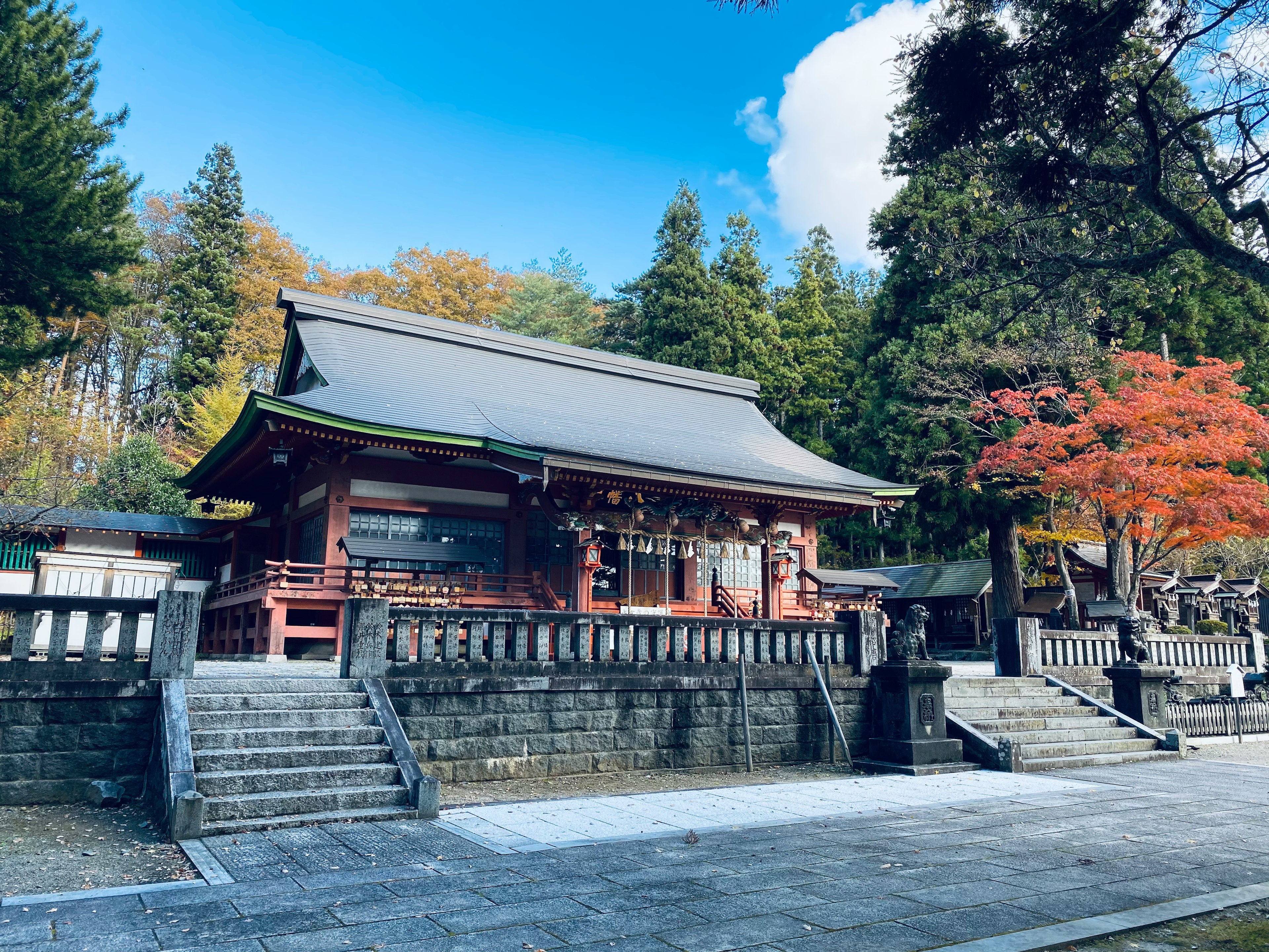 美しい神社の建物と周囲の自然風景