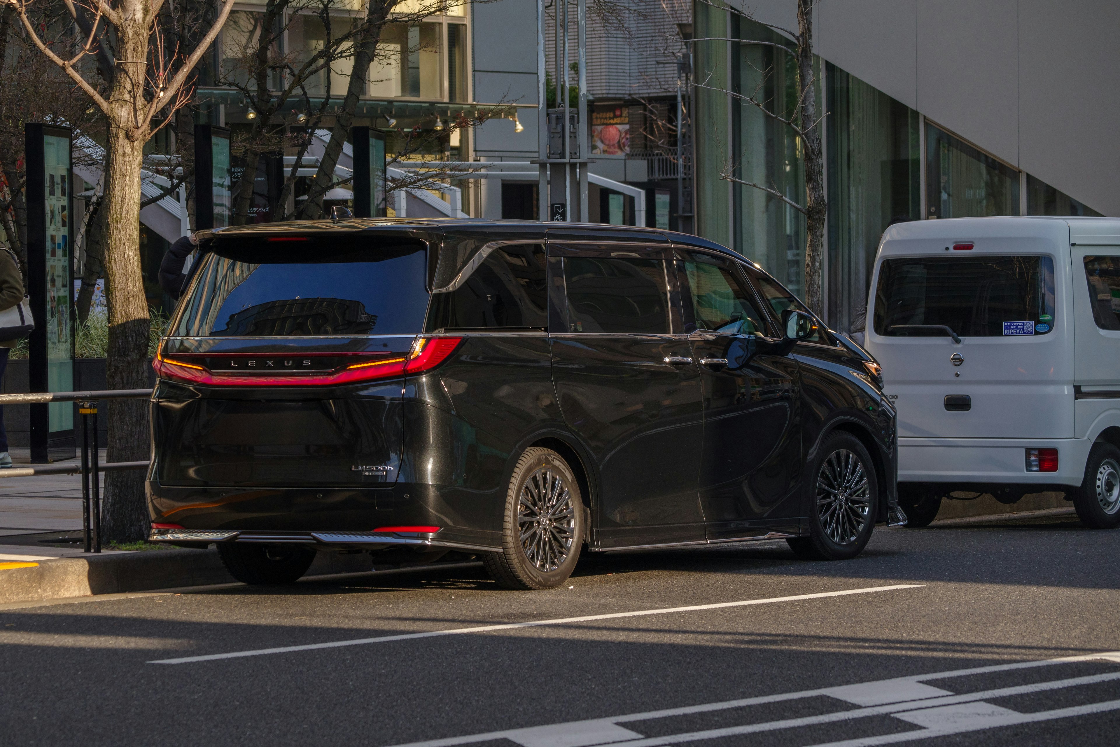 黒いミニバンが都市の街路に駐車している