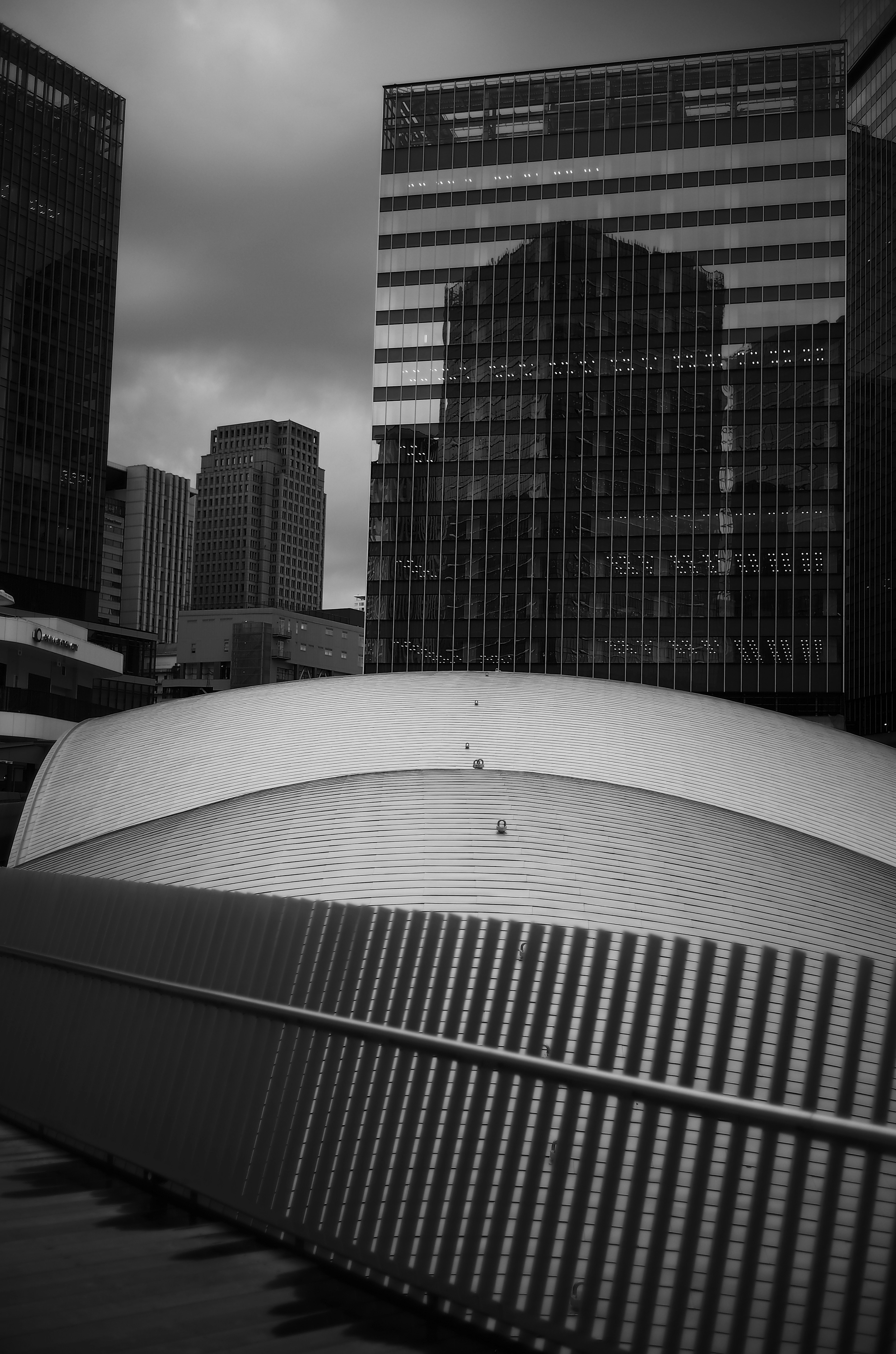 Paisaje urbano con arquitectura moderna y alto contraste en blanco y negro