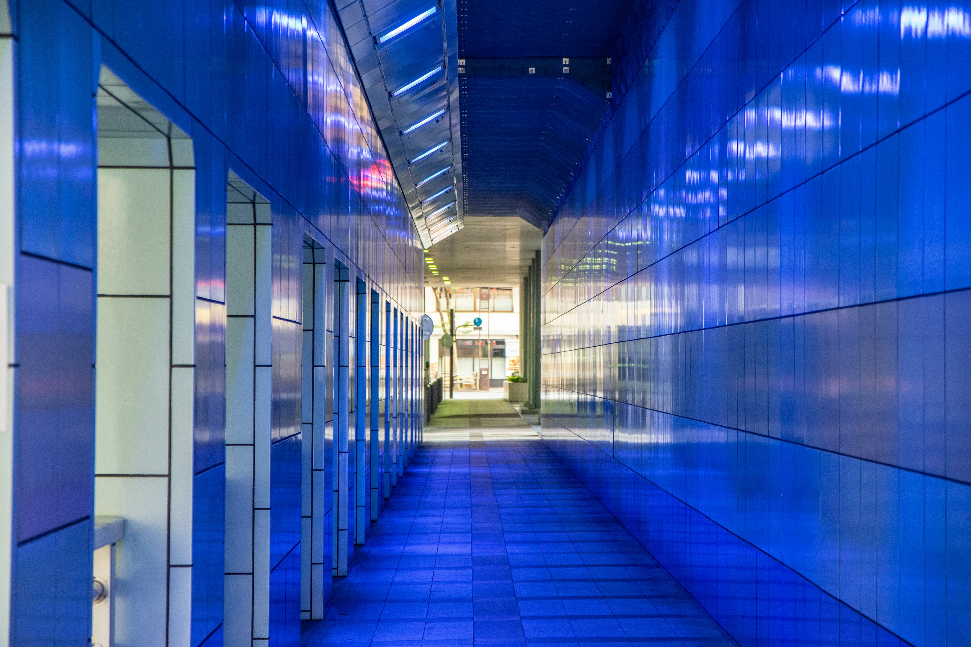 Couloir moderne entouré de murs bleus