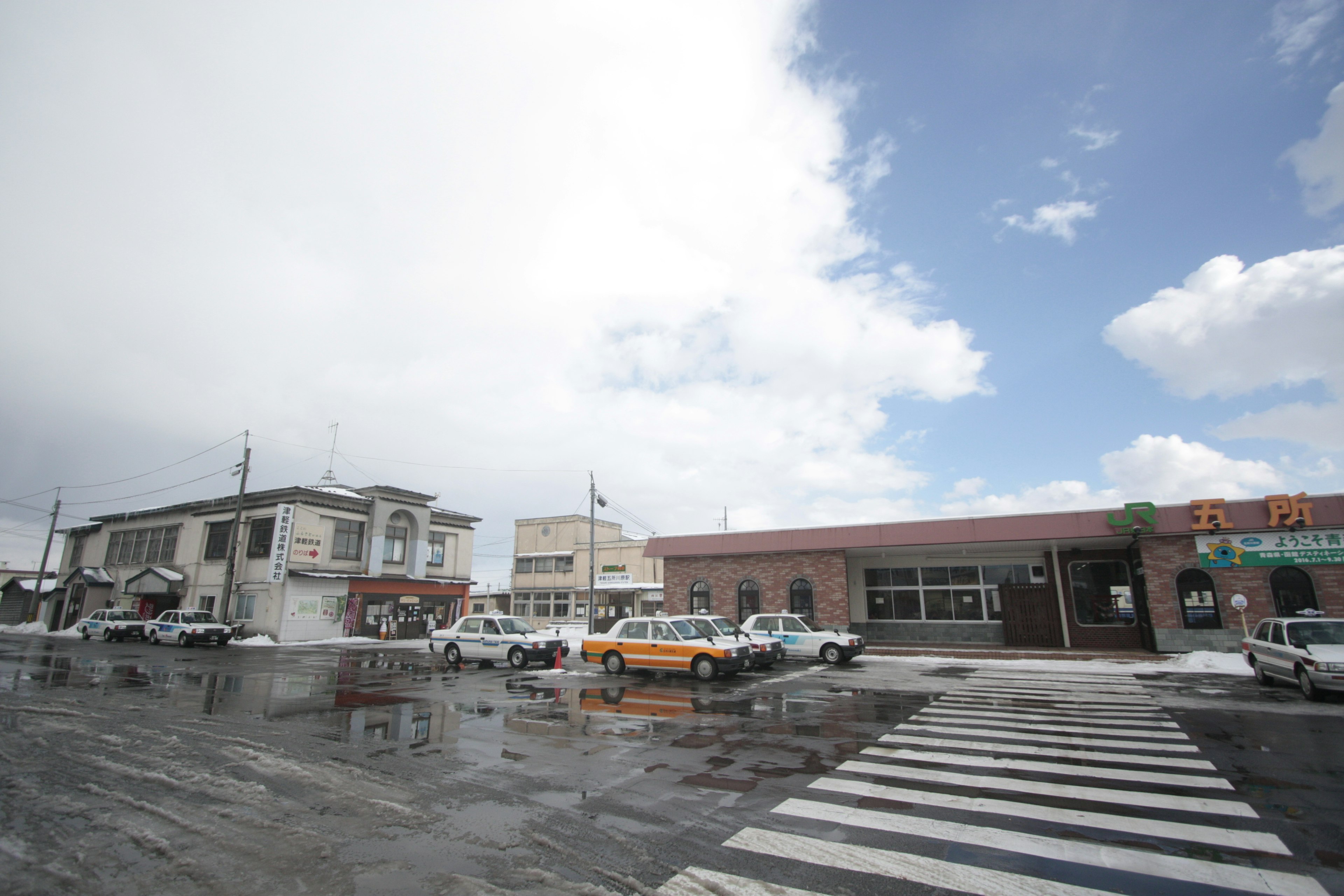 曇り空の下に広がる街の風景と横断歩道