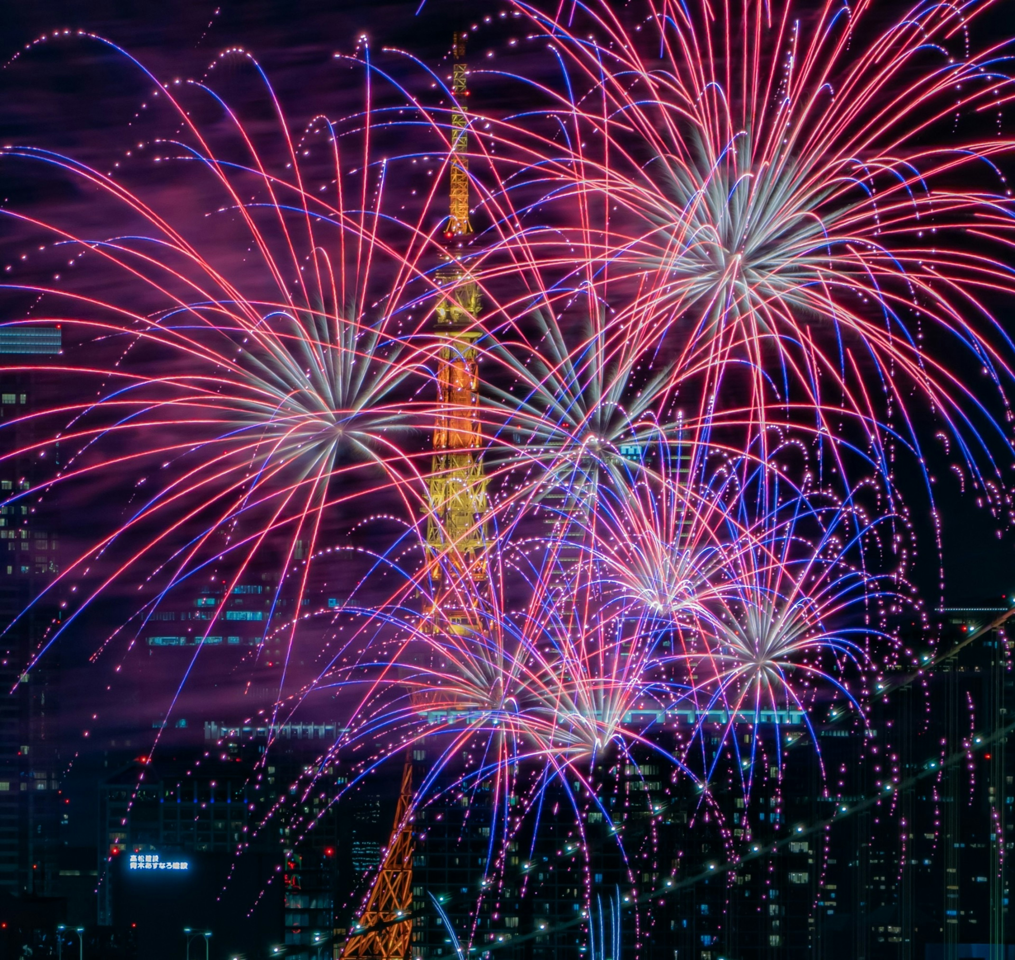 東京タワーを背景にした鮮やかな花火が夜空を彩る