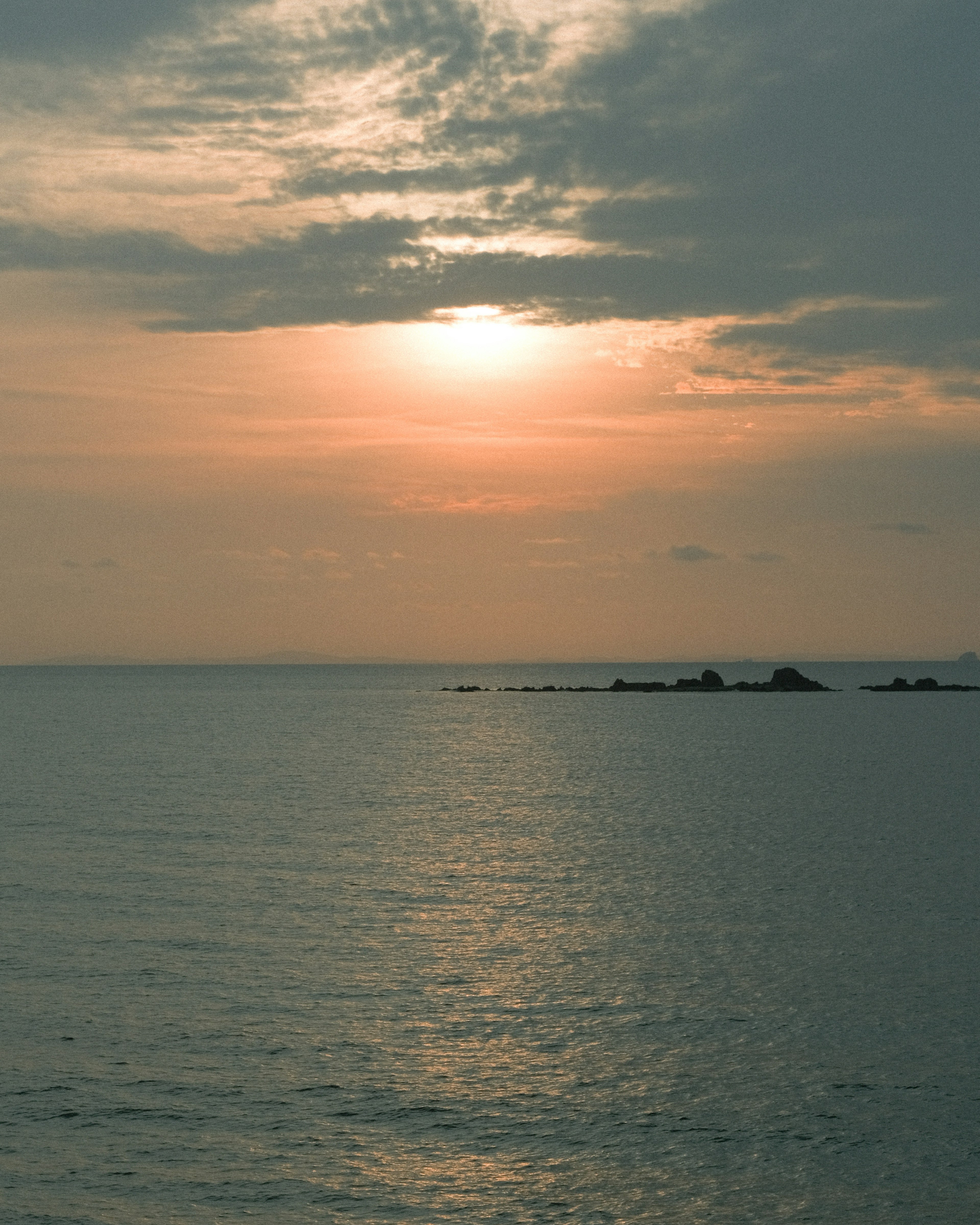 平静的海面和日落景色 轻薄的云朵和柔和的光线