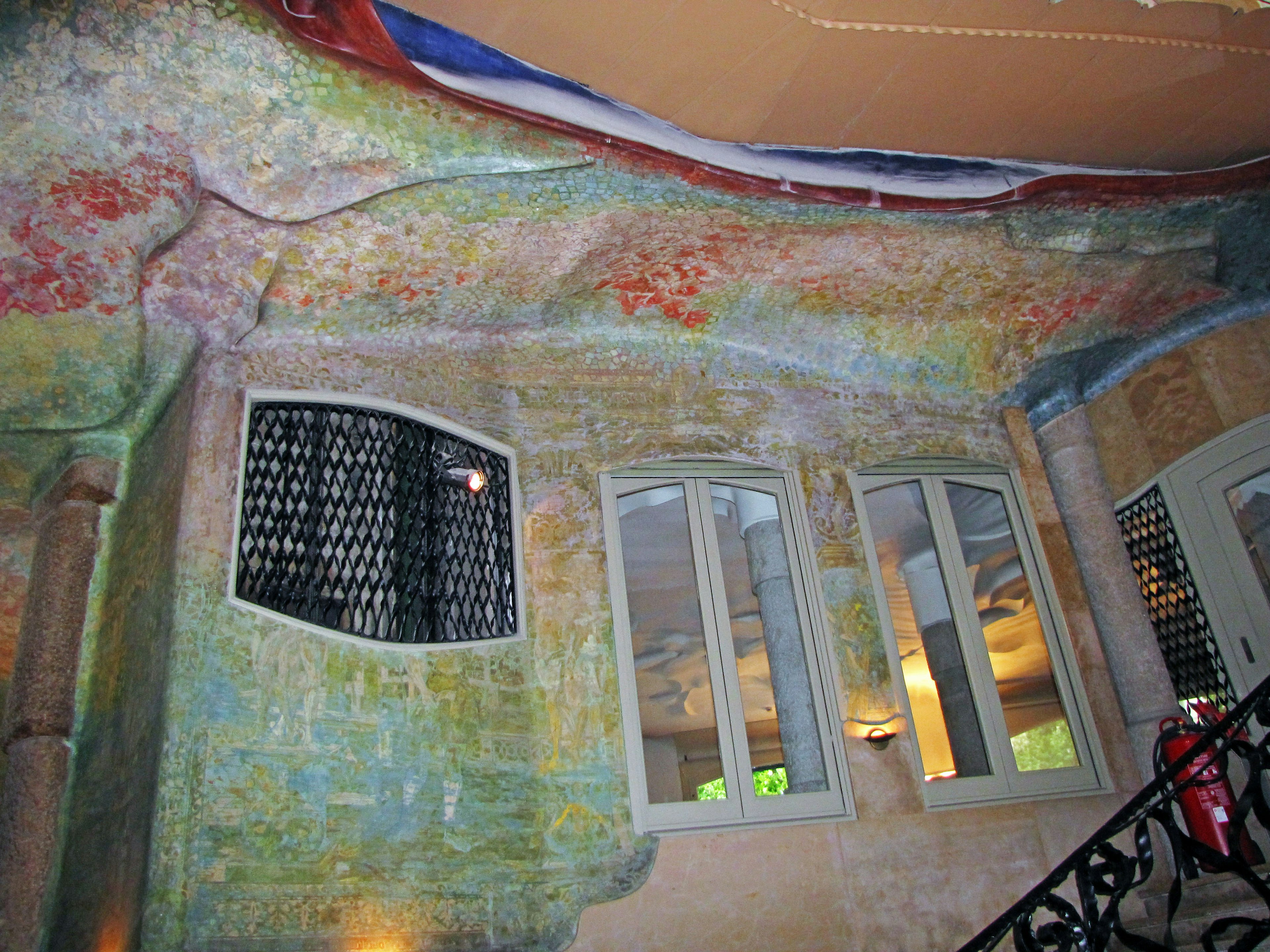 Thiết kế tường và cửa sổ đầy màu sắc bên trong Casa Batlló