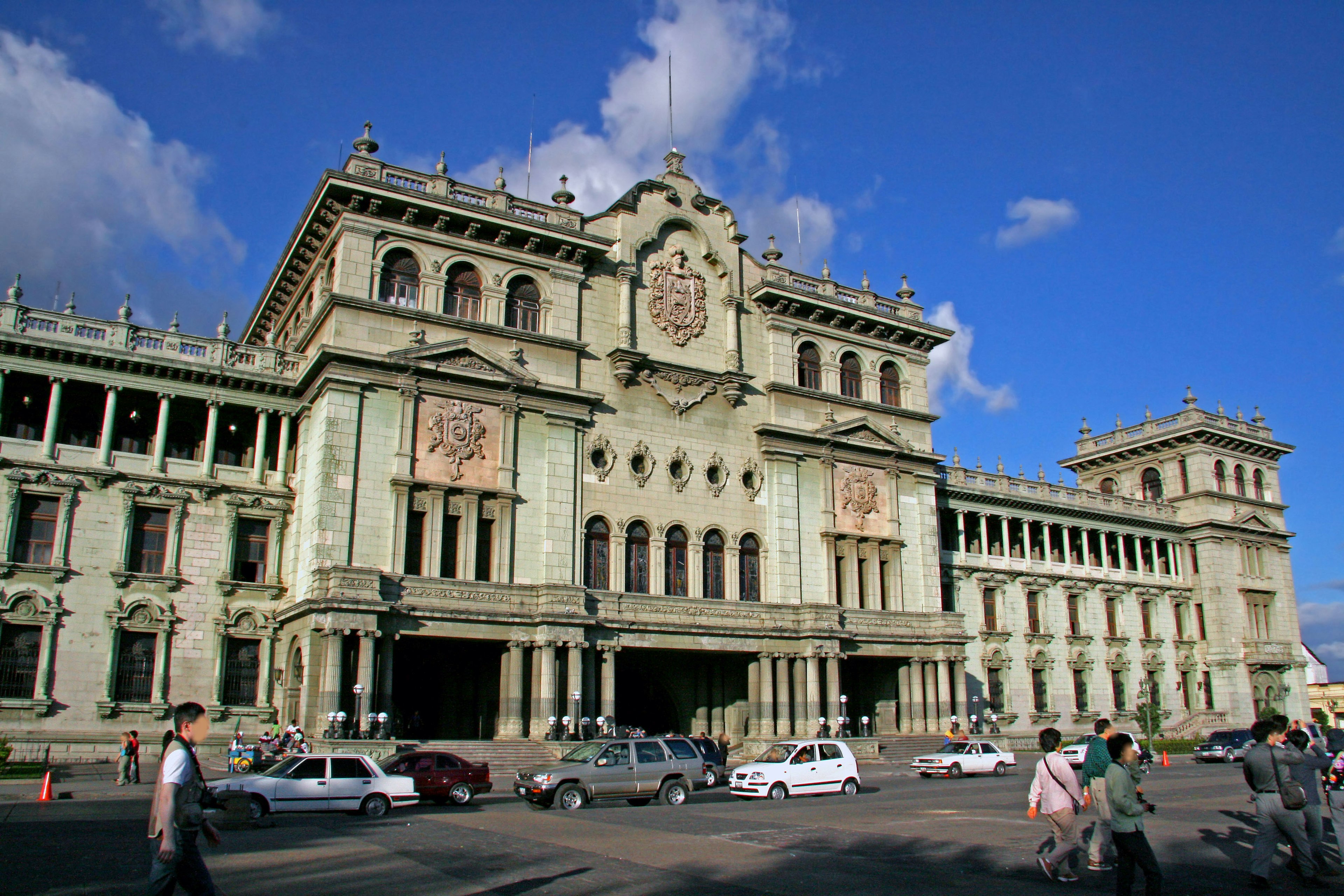 Gran exterior del Palacio Nacional en Ciudad de Guatemala con cielo azul