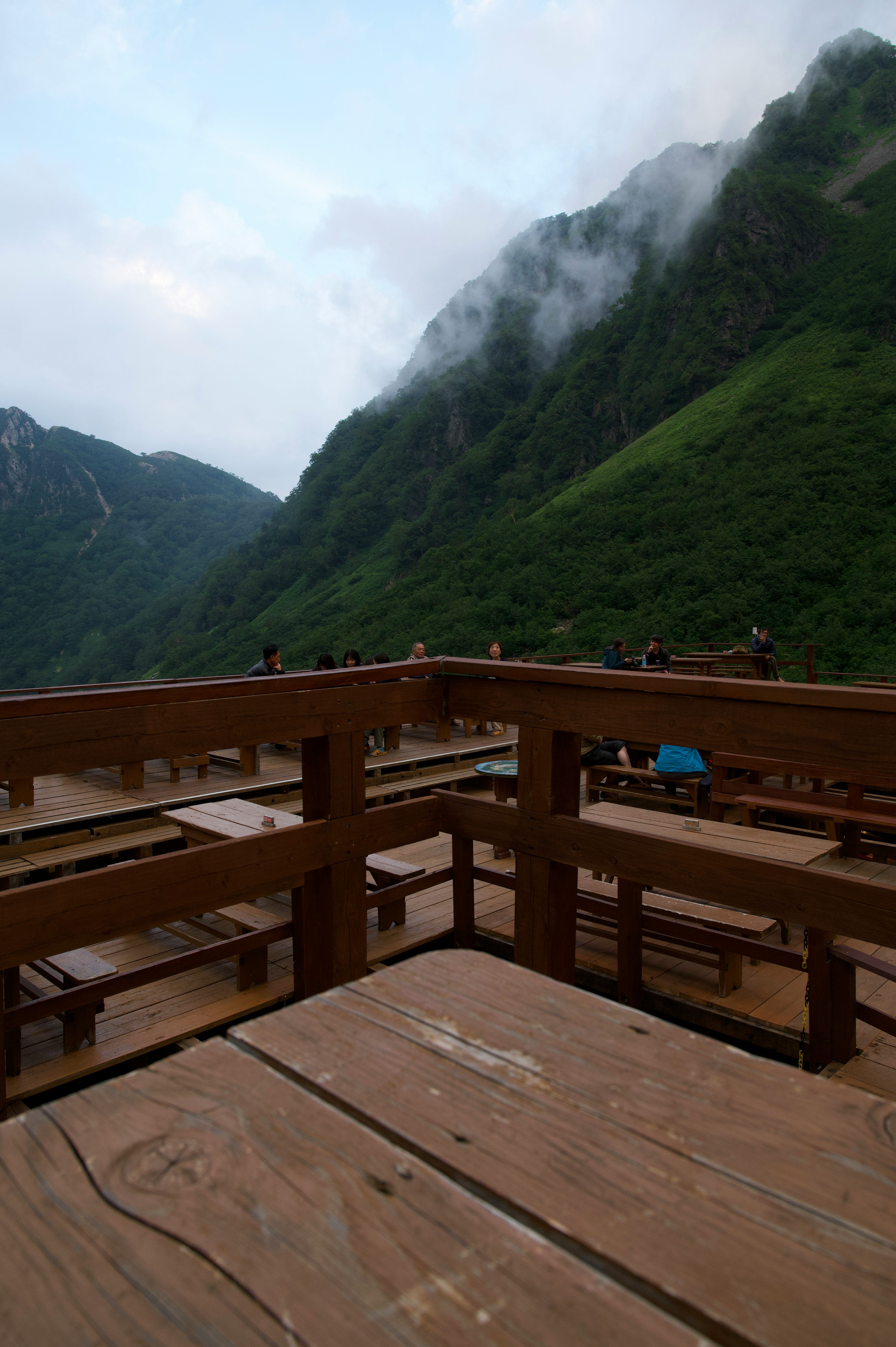 木製桌椅與山景全景