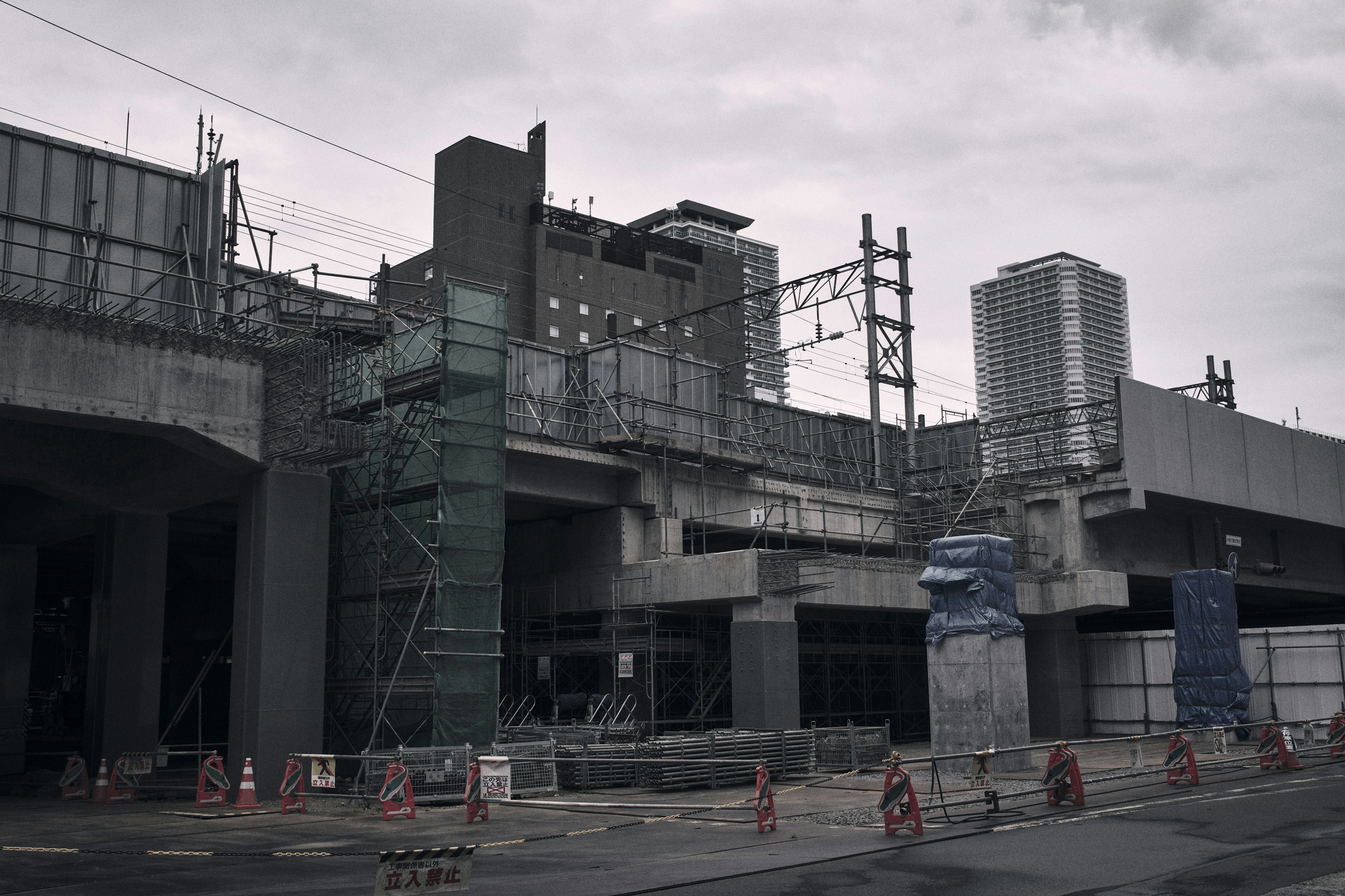 Chantier de construction avec échafaudages et bâtiments en cours