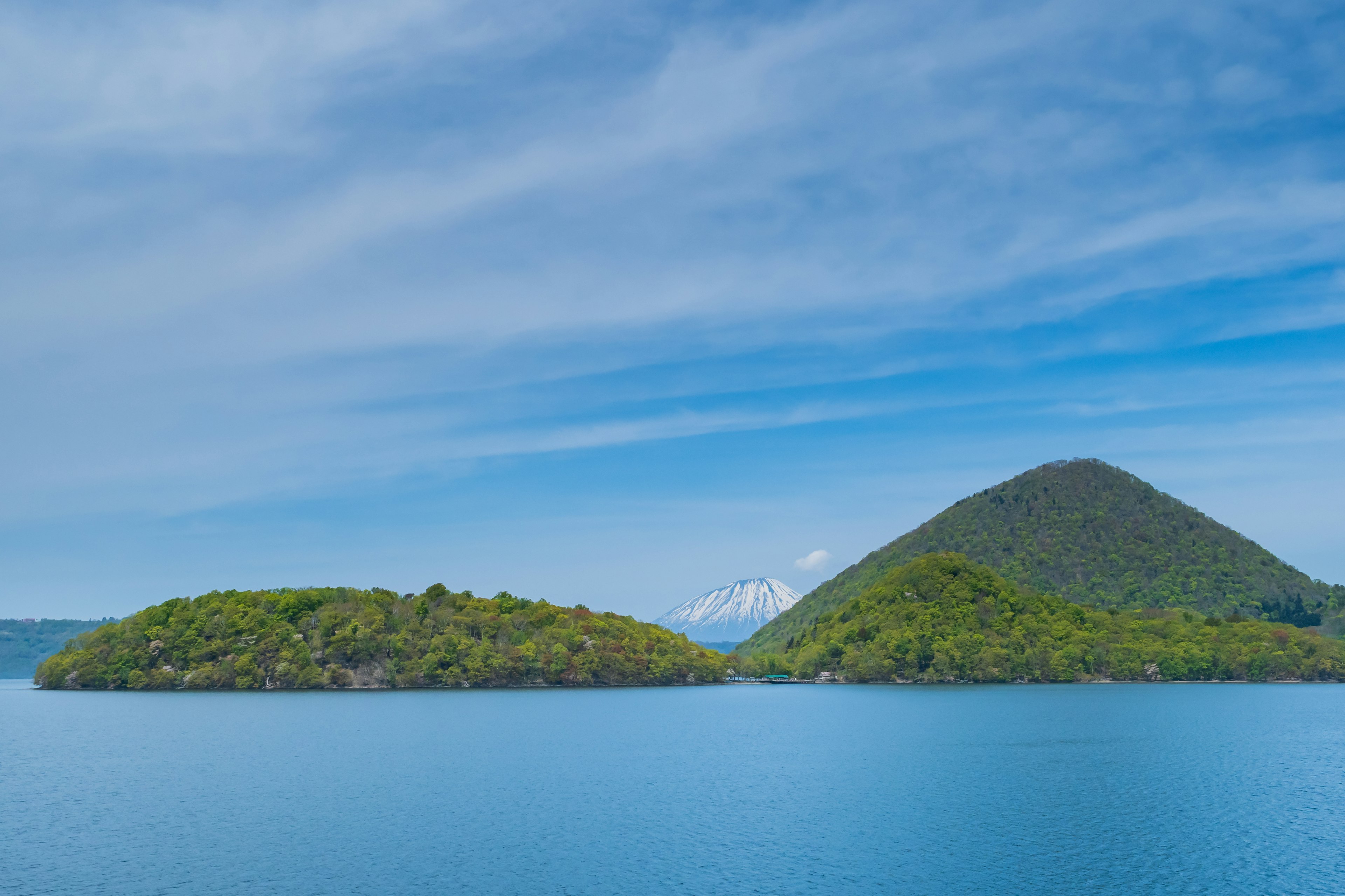 藍色海洋中的綠色島嶼和晴朗天空