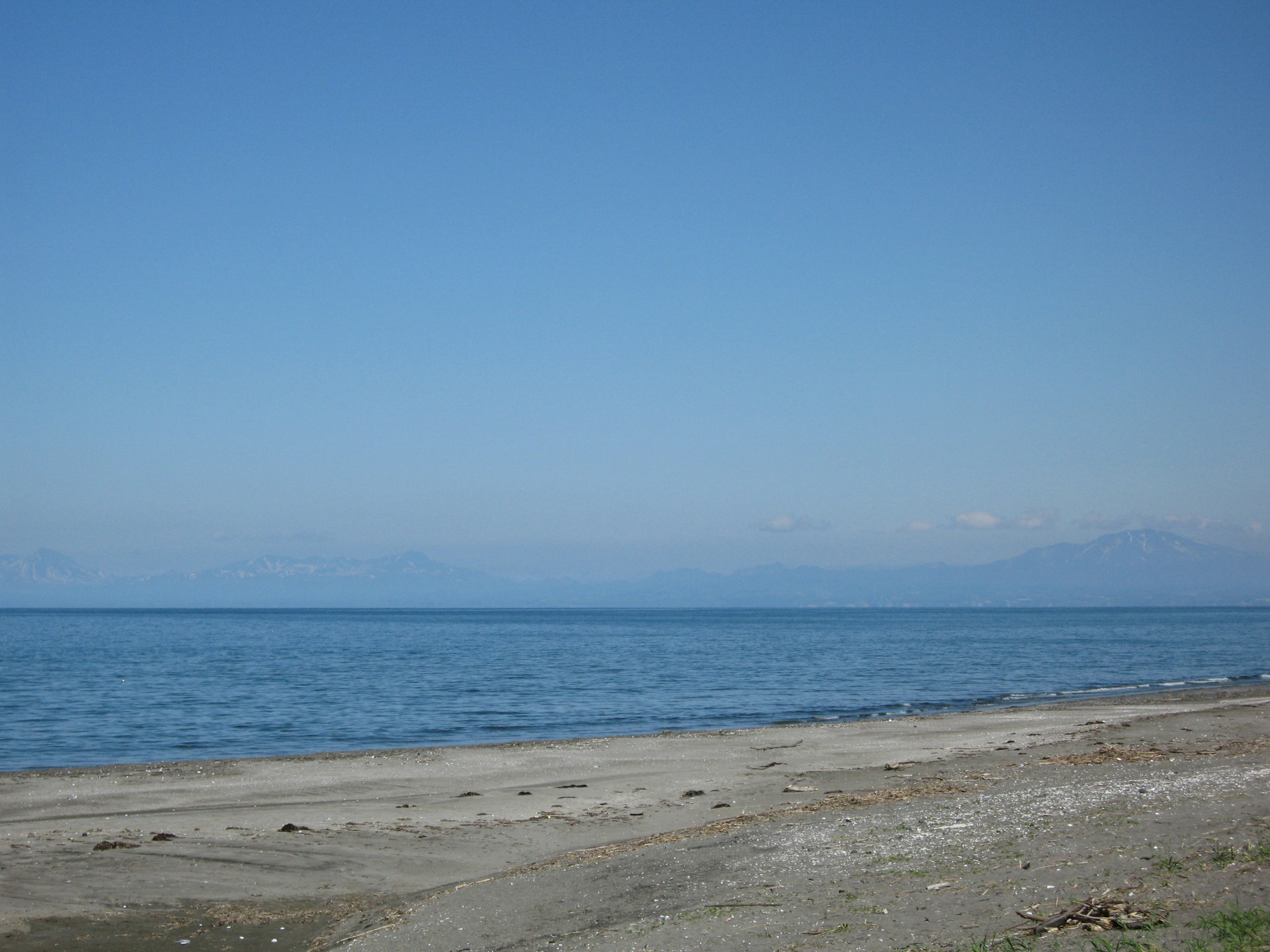 Vue panoramique de la mer bleue et du ciel dégagé