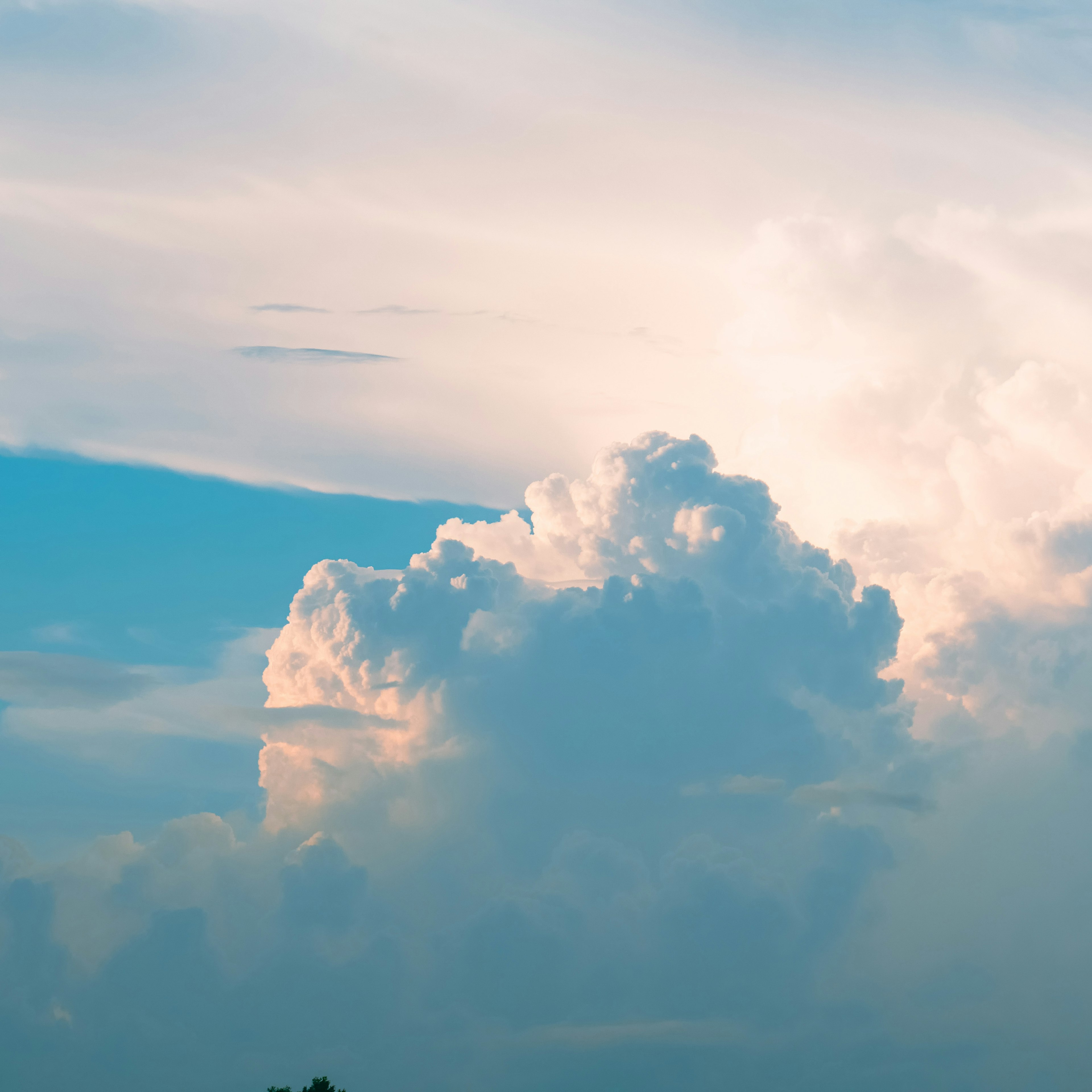 藍天中漂浮的白雲美麗景色