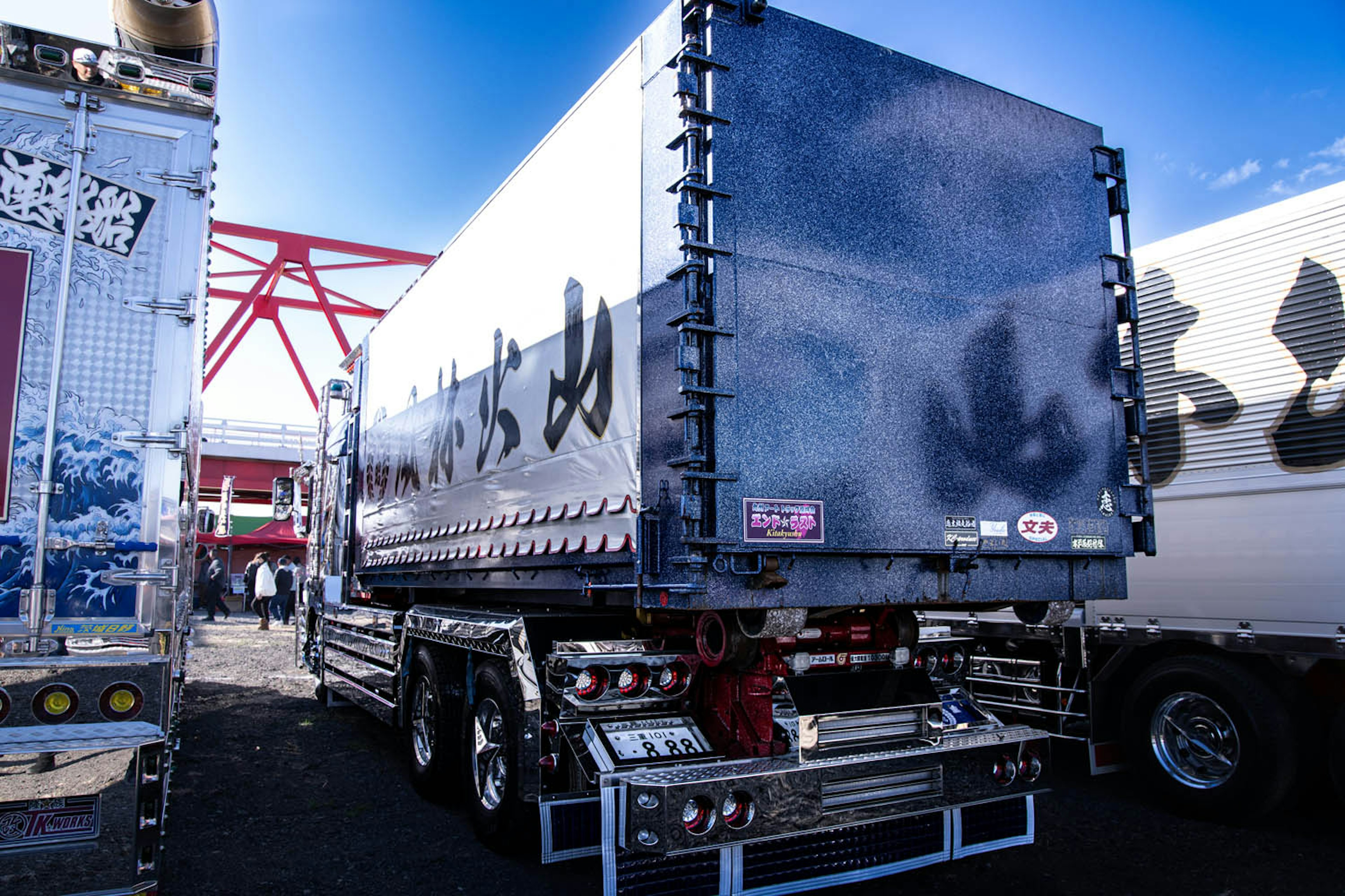 Un camion métallique avec des caractères japonais à l'arrière